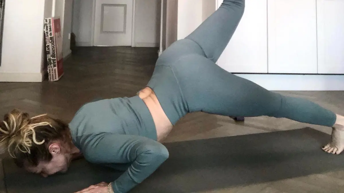 Wenn beim Yoga ein weites Shirt aus der Hose rutscht, ist die Konzentration auf die Übung erstmal weg.