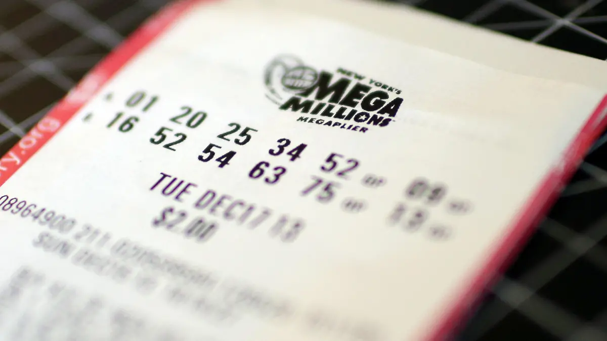 Image #: 26078533 Two Mega Millions tickets for the Tuesday December 17th jackpot lay one on top of the other In New York City on December 16, 2013. The Mega Millions jackpot has been boosted to $586 million, a jump from the earlier projection but still trailing a $656 million prize last year that was the largest in U.S. history. UPI/John Angelillo /LANDOV Keine Weitergabe an Drittverwerter.