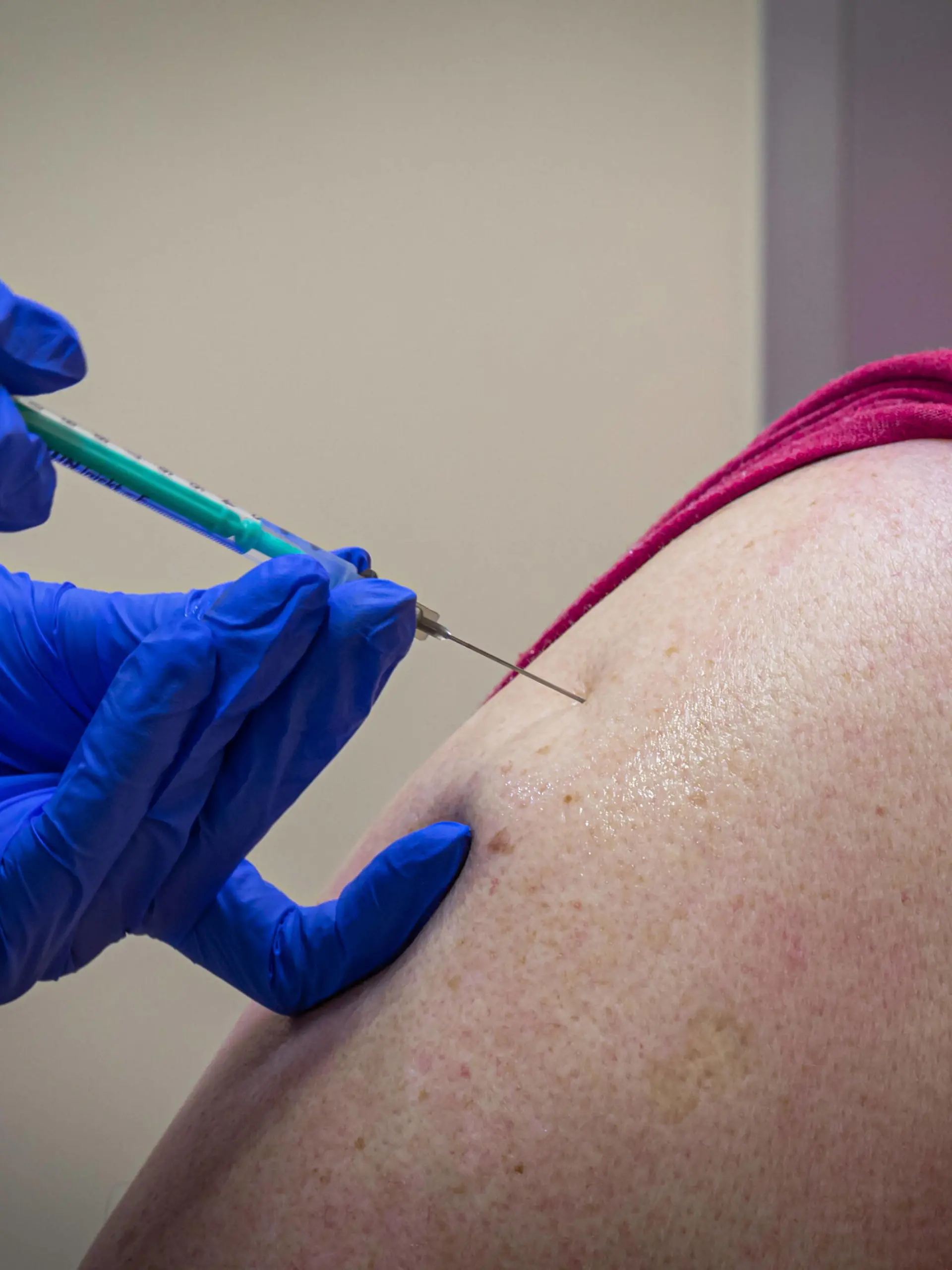  Booster-Impfung in einer Praxis. *** Booster vaccination in a practice Copyright: xBEAUTIFULxSPORTS/KJPetersx