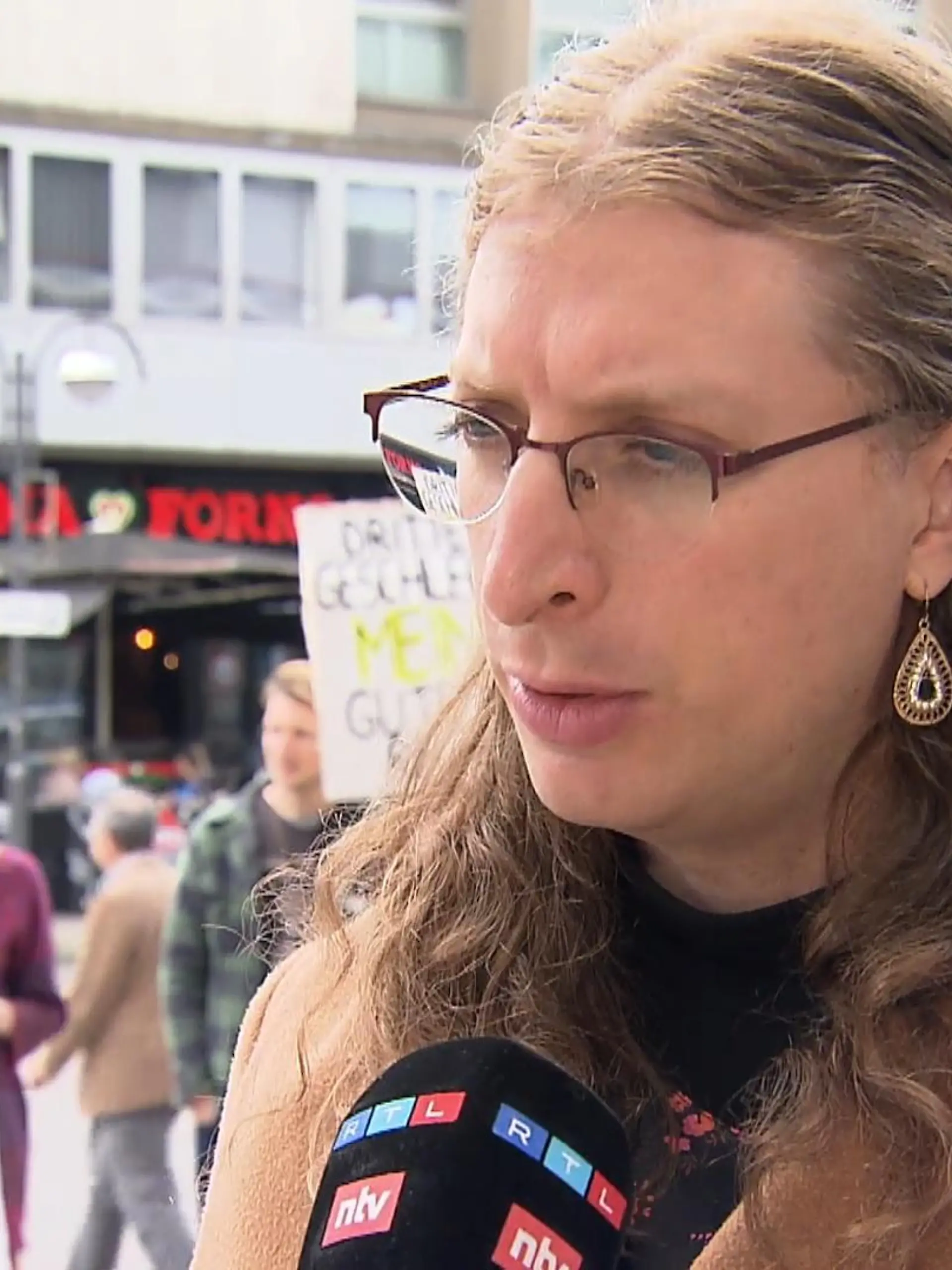 Die Gesellschaft entwickelte in den letzten Jahren zunehmend mehr Raum für Toleranz und Diversität, egal wen die Menschen lieben oder welchem Geschlecht sie sich zugehörig fühlen. René Hornstein zog nun vertretend für alle Menschen, die sich weder als Mann noch als Frau verstehen, vor Gericht. Verklagt wurde die Deutsche Bahn, weil es beim Online-Ticketverkauf nur die Anrede "Herr" oder "Frau" zur Auswahl gibt. Die Forderung vor dem Frankfurter Oberlandesgericht am Dienstag war zum einen eine Klage auf Unterlassung, sprich, dass man beim Ticketerwerb überhaupt kein Geschlecht angeben muss. Zum anderen ging es um Schmerzensgeld und ein Umdenken der Gesellschaft.