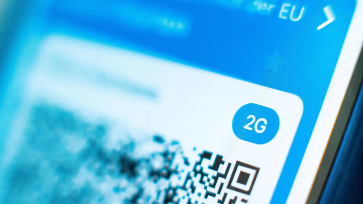  Eingetragener Digitaler Impfnachweis mit Anzeige des 2G Status in der Cornona Warn App auf dem Display eines Handys Düsseldorf Nordrhein-Westfalen Deutschland