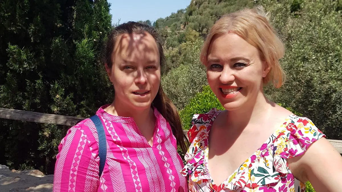 Anna Maria Lorenzen und ihre Zwillingsschwester freuen sich auf den Trip nach Mallorca.