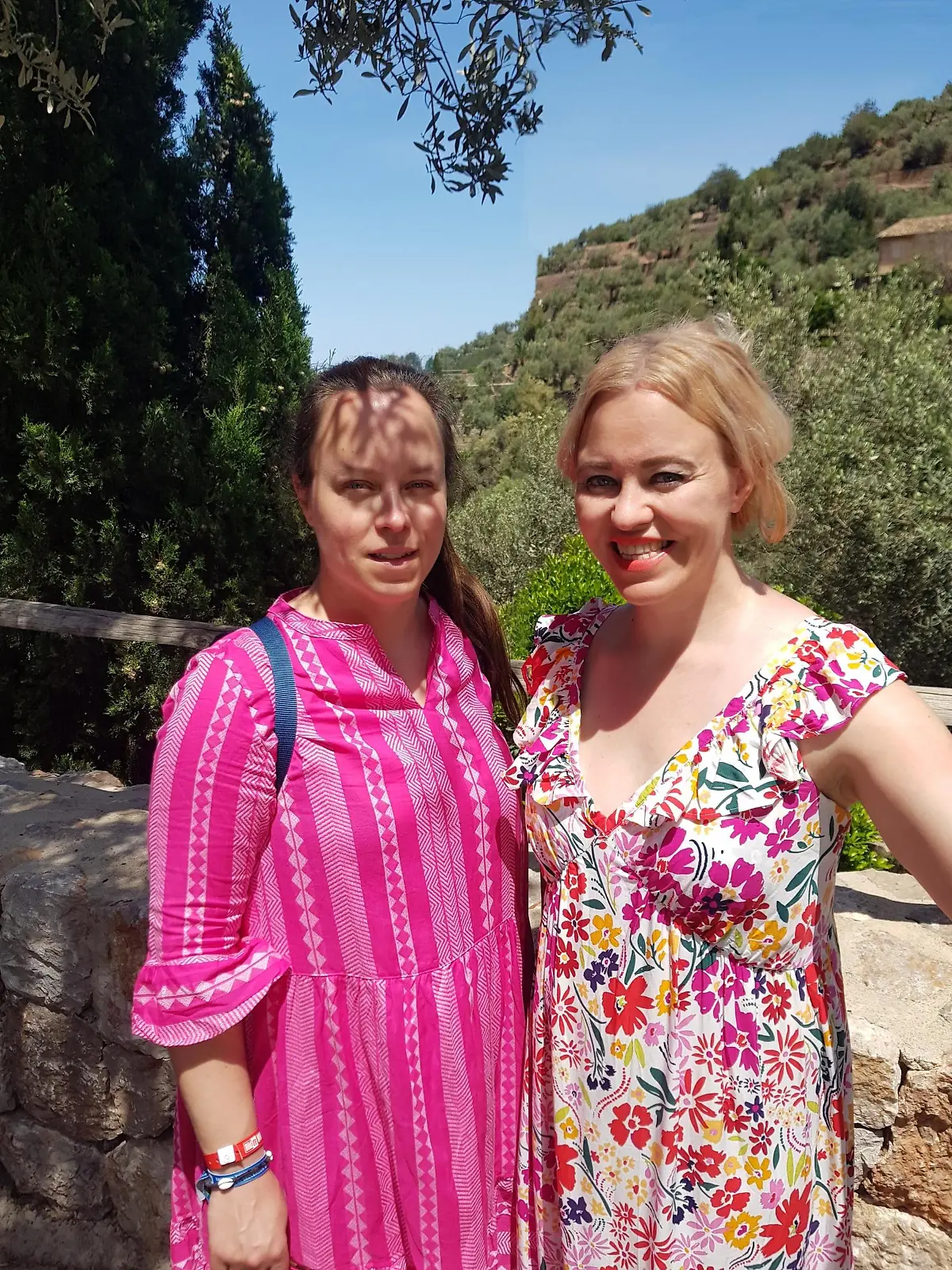 Anna Maria Lorenzen und ihre Zwillingsschwester freuen sich auf den Trip nach Mallorca.