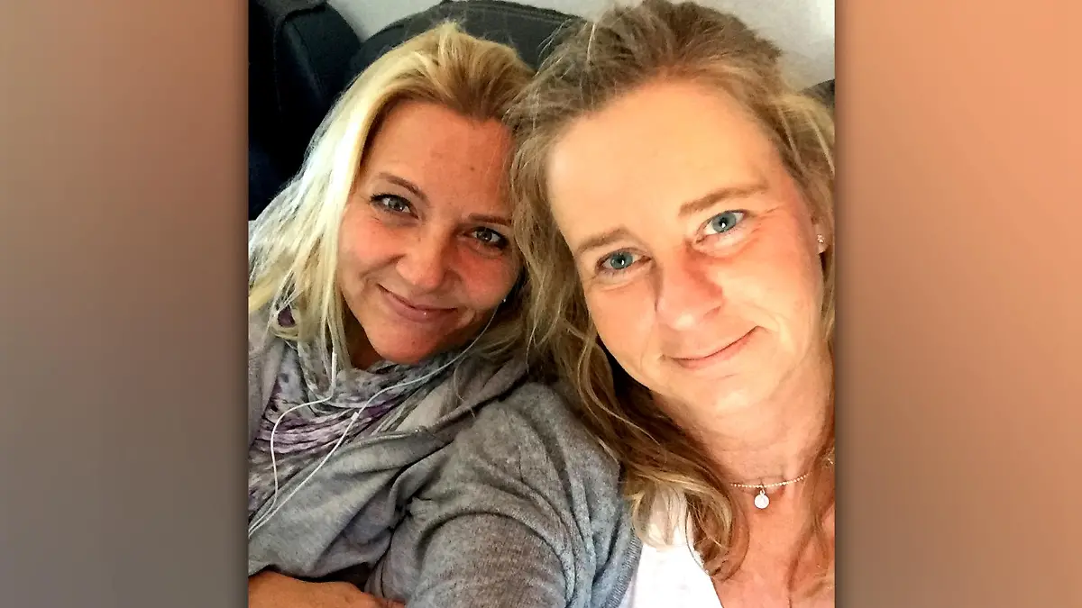 Anja Pietschmann und ihre Freundin freuen sich auf die Flugzeugtaufe des neuen TUIfly-Fliegers.