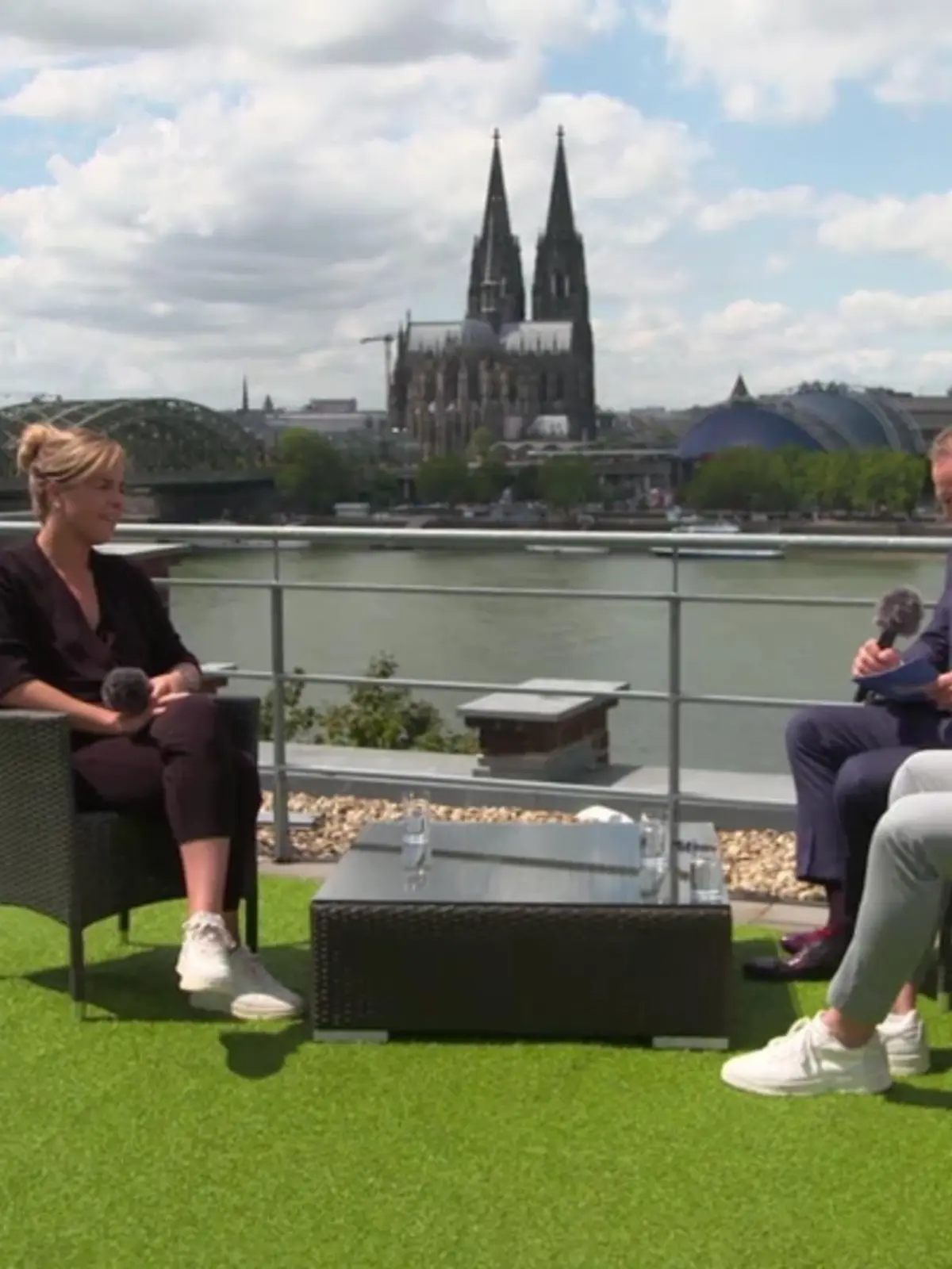 Sie stammt aus Bayern, ist grün und lenkt unser Bundesland mit. Die stellvertretende Ministerpräsidentin und Wirtschaftsministerin Mona Neubaur. Seit Juni vergangenen Jahres regieren CDU und die Grünen NRW. Zum ersten Mal gibt es eine schwarz-grüne Koalition. Aber die Grünen verlieren bundesweit an Vertrauen. Wie sieht es bei uns aus? Was läuft gut, was schlecht? Genug Fragen für unseren ersten Sommerplausch in diesem Jahr.
