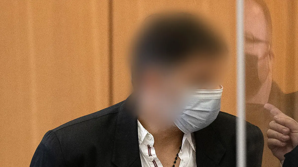 10.11.2021, Niedersachsen, Braunschweig: Der Angeklagte (l) steht zum Auftakt im Mordprozess um einen Vermisstenfall im Harz im Landgericht neben seinem Verteidiger Andreas Zott. Dem Angeklagten wird heimtückischer Mord aus niedrigen Beweggründen vorgeworfen. Foto: Swen Pfoertner/dpa - ACHTUNG: Die Person wurde aus rechtlichen Gründen gepixelt +++ dpa-Bildfunk +++