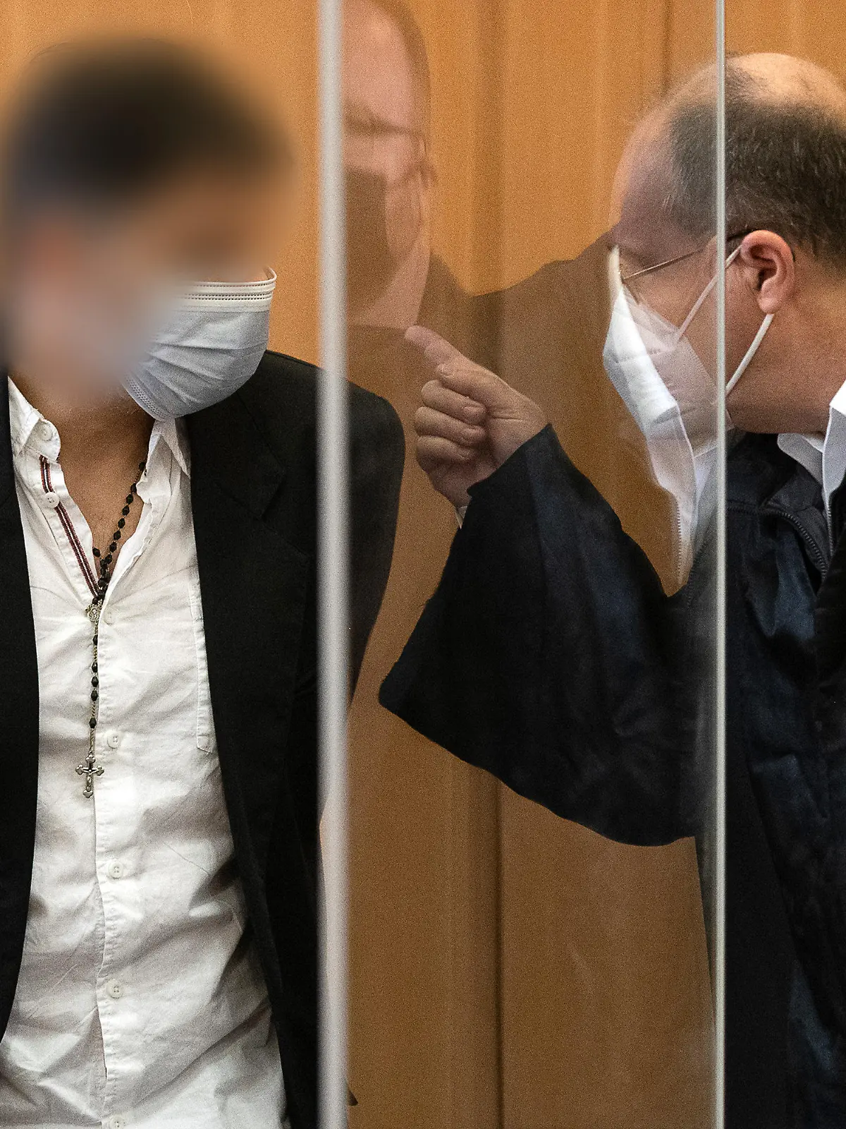 10.11.2021, Niedersachsen, Braunschweig: Der Angeklagte (l) steht zum Auftakt im Mordprozess um einen Vermisstenfall im Harz im Landgericht neben seinem Verteidiger Andreas Zott. Dem Angeklagten wird heimtückischer Mord aus niedrigen Beweggründen vorgeworfen. Foto: Swen Pfoertner/dpa - ACHTUNG: Die Person wurde aus rechtlichen Gründen gepixelt +++ dpa-Bildfunk +++