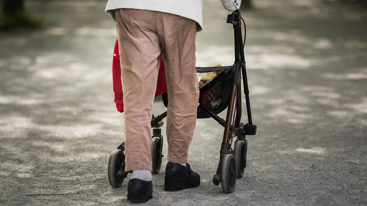 Eine alte Frau laeuft mit einem Rollator in Berlin, 24.04.2019. Berlin Deutschland *** An old woman walking a walker in Berlin 24 04 2019 Berlin Germany PUBLICATIONxINxGERxSUIxAUTxONLY Copyright: xFlorianxGaertner/photothek.netx  