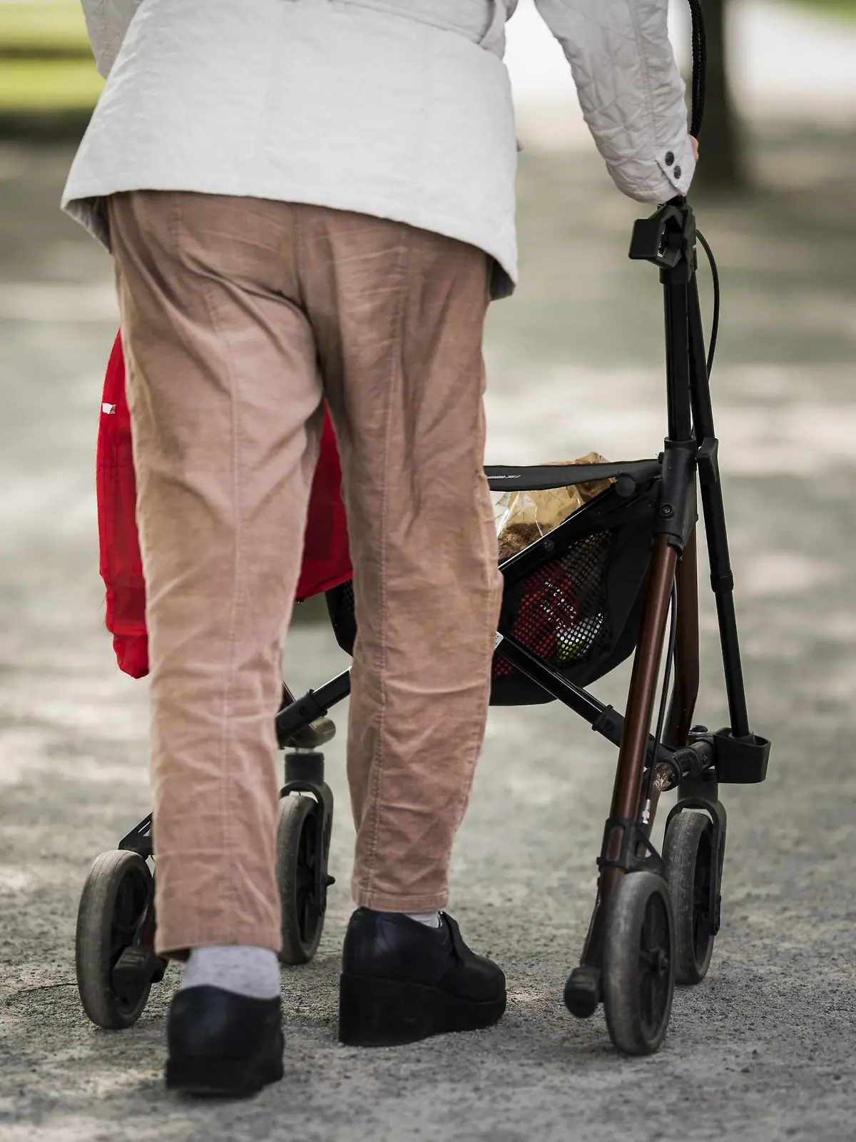 Eine alte Frau laeuft mit einem Rollator in Berlin, 24.04.2019. Berlin Deutschland *** An old woman walking a walker in Berlin 24 04 2019 Berlin Germany PUBLICATIONxINxGERxSUIxAUTxONLY Copyright: xFlorianxGaertner/photothek.netx  
