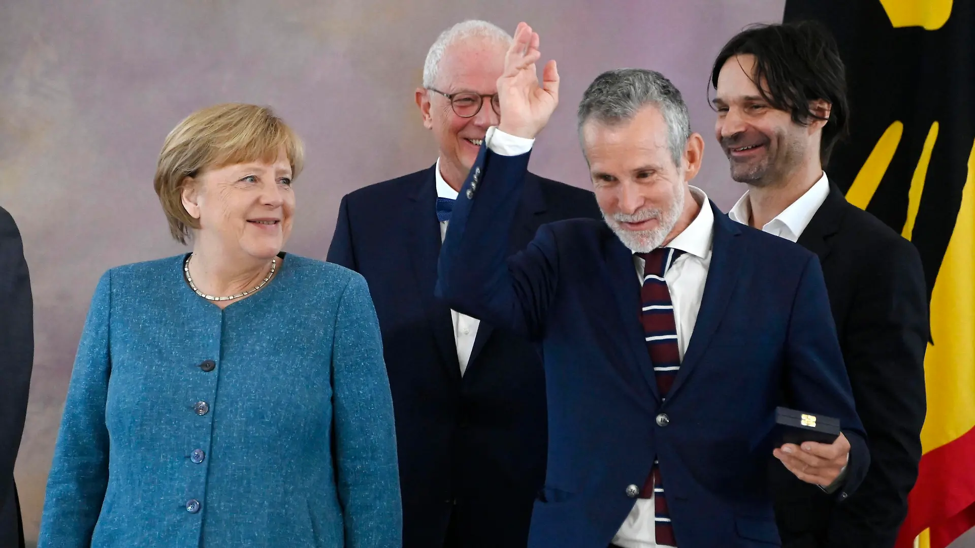 Entertainment Themen der Woche KW18 Entertainment Bilder des Tages Volker Kauder, Angela Merkel und Ulrich Matthes bei der Verleihung des Verdienstkreuzes 1. Klasse des Verdienstordens der Bundesrepublik Deutschland an Ulrich Matthes durch den Bundespräsidenten im Schloss Bellevue. Berlin, 03.05.2022 *** Volker Kauder, Angela Merkel and Ulrich Matthes at the award of the Cross of Merit 1st Class of the Order of Merit of the Federal Republic of Germany to Ulrich Matthes by the Federal President at Bellevue Palace Berlin, 03 05 2022 Foto:xF.xKernx/xFuturexImage