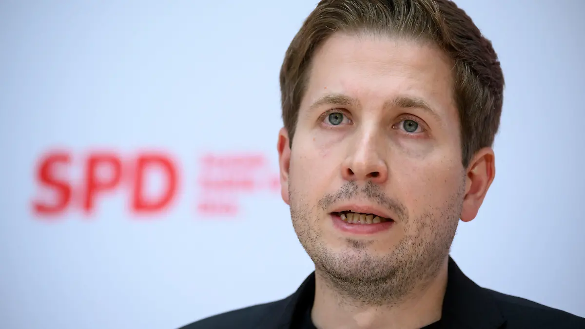 ARCHIV - 30.05.2022, Berlin: Kevin Kühnert, SPD-Generalsekretär, äußert sich bei einer Pressekonferenz nach der SPD-Präsidiumssitzung im Willy-Brandt-Haus. Kühnert hat die Koalition zu einer vorurteilsfreien Debatte über die Abschaffung des Ehegattensplittings aufgerufen Foto: Bernd von Jutrczenka/dpa +++ dpa-Bildfunk +++