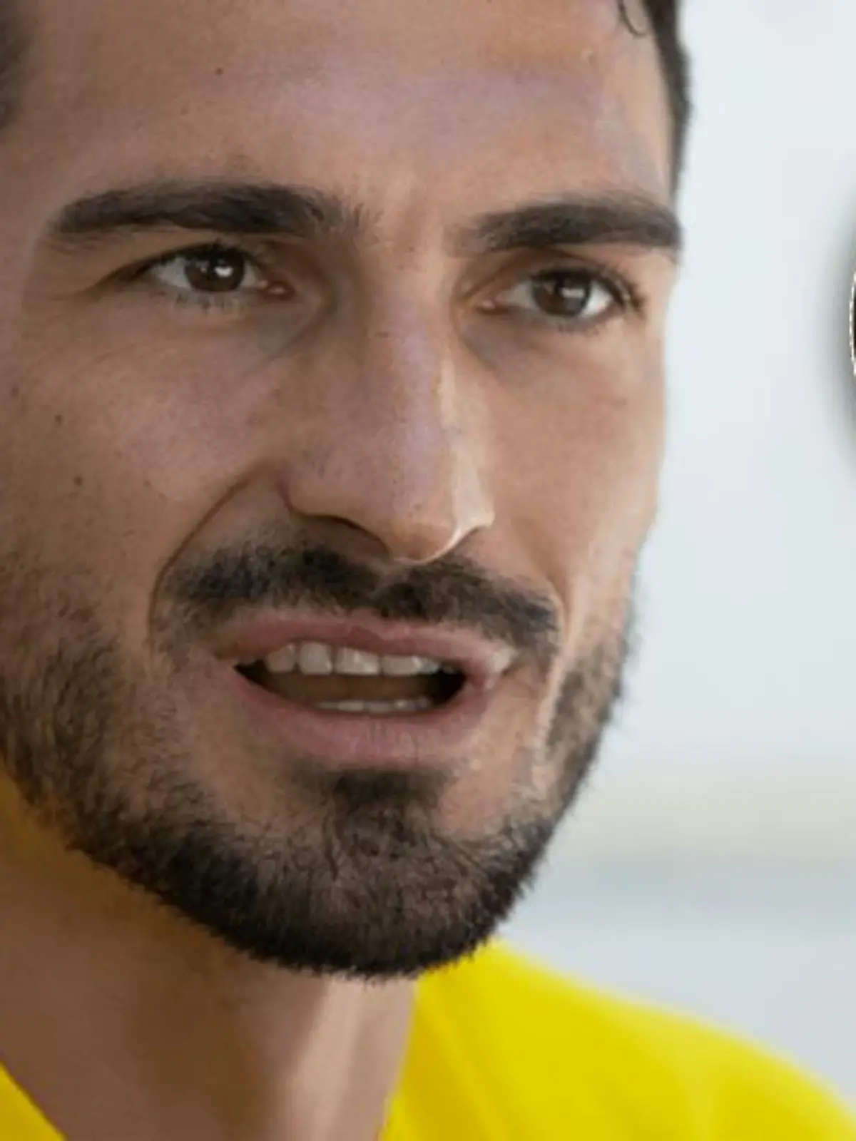 Es gibt Bilder, die zeigen, dass augenscheinlich Mats Hummels und Influencerin Julia Gauly auf Mallorca geknutscht haben sollen.