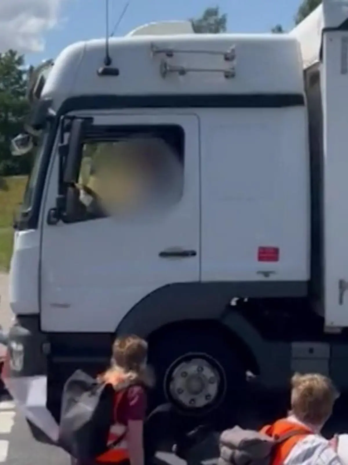 Klimakleber blockieren einen LKW, dann fährt DER einfach los!
Am Mittwoch verliert ein 41-Jähriger während einer Protestaktion der Letzten Generation in Stralsund die Fassung: Zunächst zerrt er einen Aktivisten von der Straße, dann geht er auf einen anderen los.