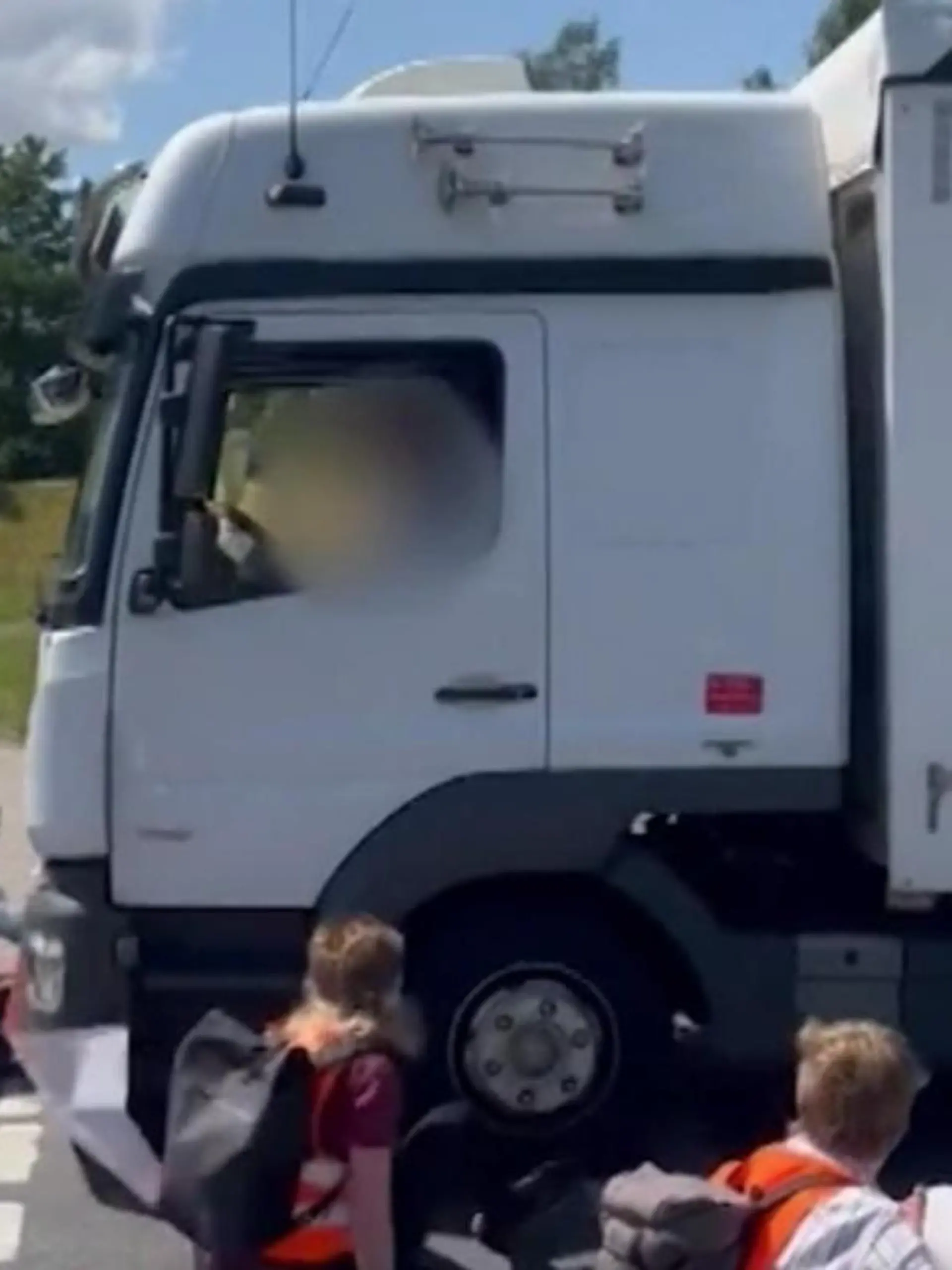 Klimakleber blockieren einen LKW, dann fährt DER einfach los!
Am Mittwoch verliert ein 41-Jähriger während einer Protestaktion der Letzten Generation in Stralsund die Fassung: Zunächst zerrt er einen Aktivisten von der Straße, dann geht er auf einen anderen los.