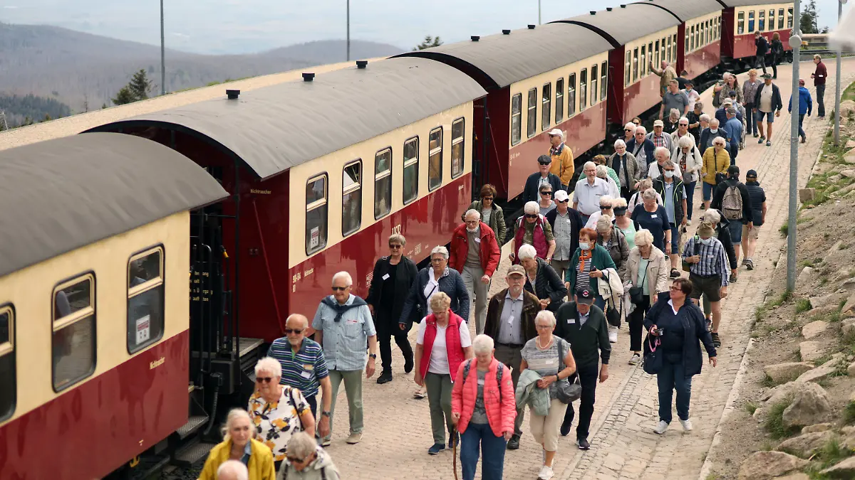 16.05.2022, Sachsen-Anhalt, Schierke: Fahrgäste steigen am Bahnhof Brocken aus dem Zug der Harzer Schmalspurbahnen GmbH. Neben Rundgängen über das Brockenplateau können die Besucher nun auch wieder den Brockengarten besichtigen. Seit dem 16.05.22 werden im Brockengarten wieder Führungen angeboten. Im Brockengarten befinden sich insgesamt 1500 Pflanzenarten aus allen Hochgebirgen der Erde. Foto: Matthias Bein/dpa +++ dpa-Bildfunk +++