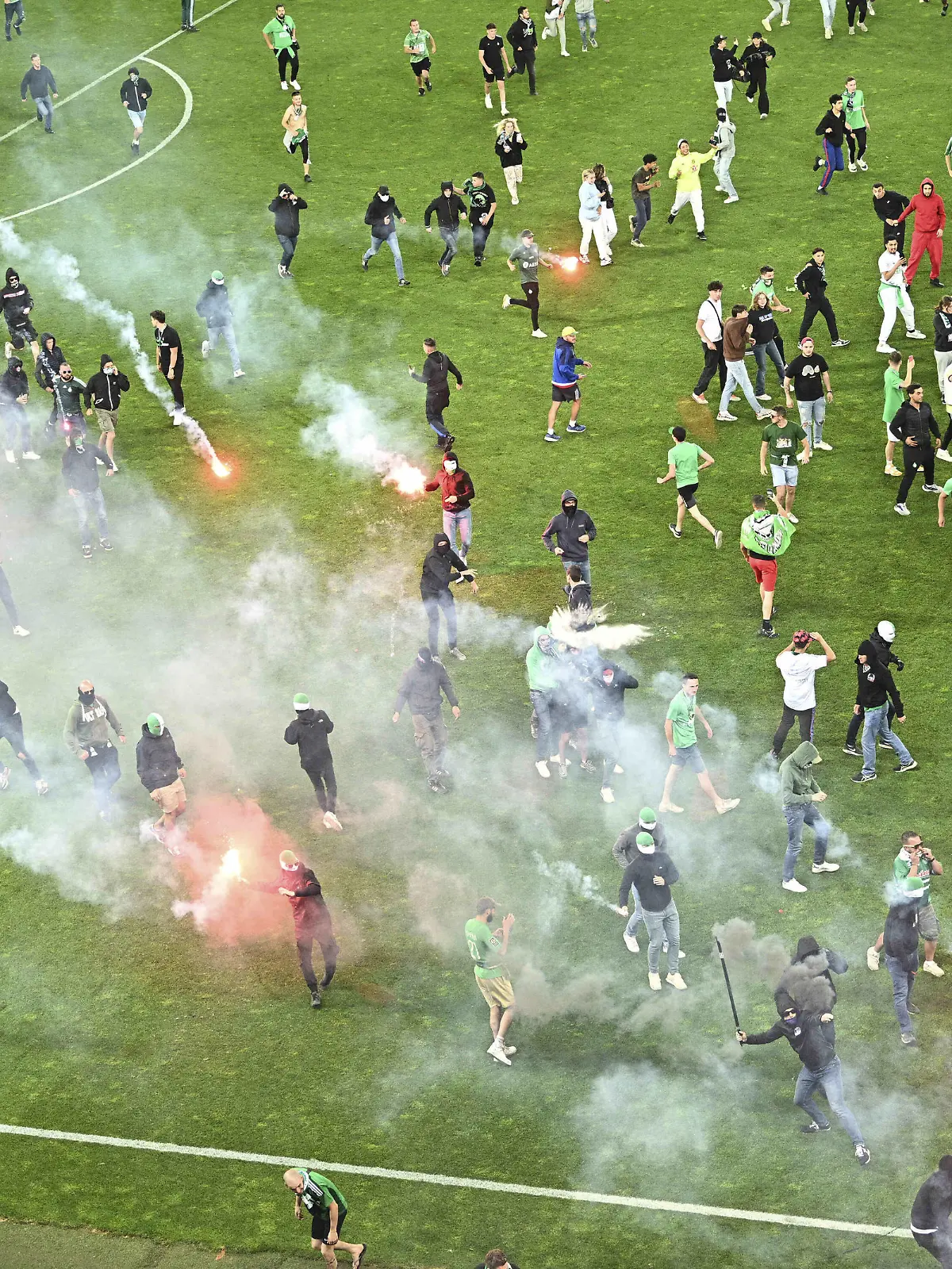 Fußball, Relegation FRA, AS St. Etienne, Platzsturm von Fans nach Abstieg  Supporters de St Etienne envahissent le terrain apres la seance de tir aux buts - St Etienne est relegue en Ligue2 FOOTBALL : St Etienne vs AJ Auxerre - Match de barrage retour - 29/05/2022 JBAutissier/Panoramic PUBLICATIONxNOTxINxFRAxITAxBEL