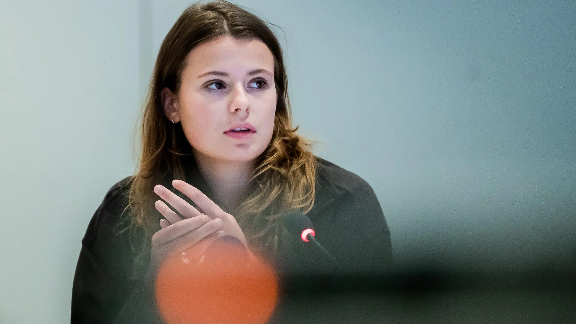 ARCHIV - 12.11.2021, Großbritannien, Glasgow: Luisa Neubauer, Klimaaktivistin, spricht bei einem Pressegespräch bei der UN-Klimakonferenz COP26. (zu dpa «Klimaaktivistin Neubauer wirft Scholz Nazi-Vergleich vor») Foto: Christoph Soeder/dpa +++ dpa-Bildfunk +++