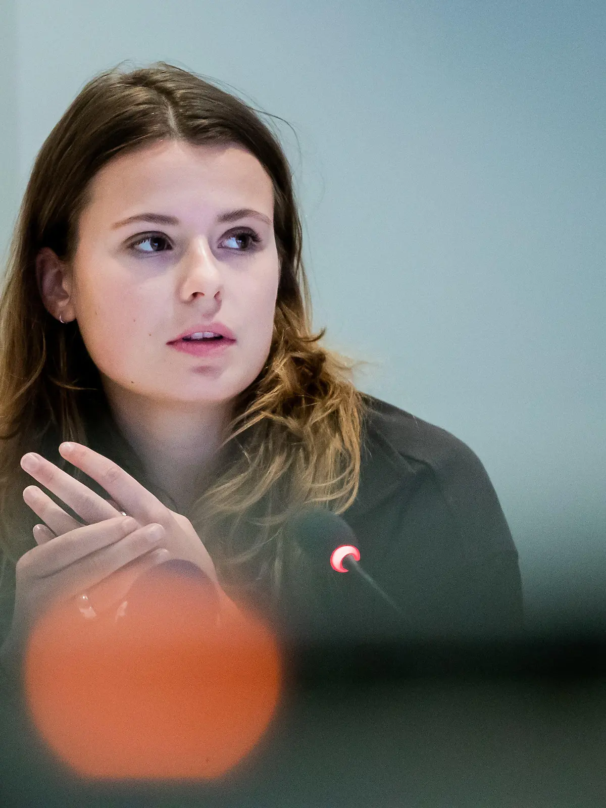 ARCHIV - 12.11.2021, Großbritannien, Glasgow: Luisa Neubauer, Klimaaktivistin, spricht bei einem Pressegespräch bei der UN-Klimakonferenz COP26. (zu dpa «Klimaaktivistin Neubauer wirft Scholz Nazi-Vergleich vor») Foto: Christoph Soeder/dpa +++ dpa-Bildfunk +++
