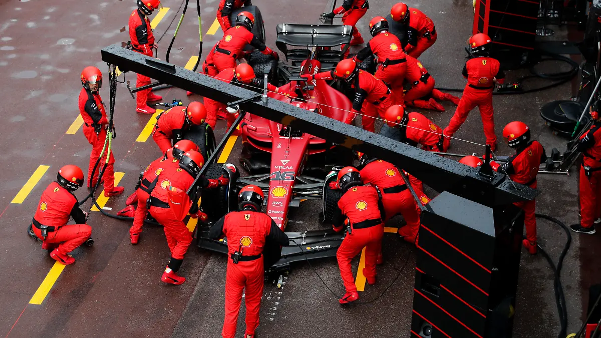 Formula 1 2022: Monaco GP CIRCUIT DE MONACO, MONACO - MAY 29: Charles Leclerc, Ferrari F1-75, makes a pit stop during the Monaco GP at Circuit de Monaco on Sunday May 29, 2022 in Monte Carlo, Monaco. Photo by Steven Tee / LAT Images Images PUBLICATIONxINxGERxSUIxAUTxHUNxONLY GP2207_143513_2ST7620