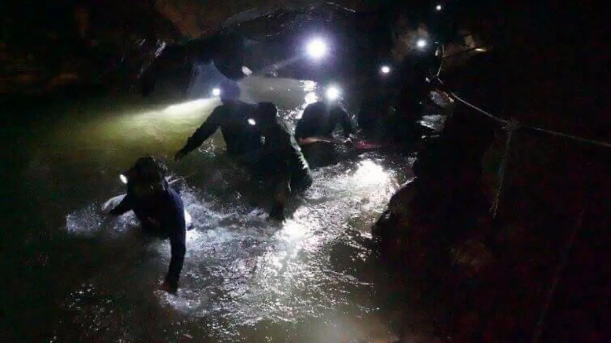 HANDOUT - 02.07.2018, Thailand, Chiang Rai, Mae Sai: Dieses vom Tham Luang Rescue Operation Center zur Verfügung gestellte Bild zeigt eine Suchmannschaft, die eine Höhle betritt, in der eine Gruppe Jugendfußballer und ihre Trainer gefangen waren. Insgesamt zwölf Jungen im Alter von 11 bis 16 Jahren und ihr Trainer waren nach dem Training in die Höhle eingestiegen. Die mehr als eine Woche lang vermissten Jugendfußballer und ihr Trainer sind am 02.07.2018 lebend gefunden worden. Foto: Uncredited/Tham Luang Rescue Operation Center/AP/dpa - ACHTUNG: Nur zur redaktionellen Verwendung im Zusammenhang mit der aktuellen Berichterstattung und nur mit vollständiger Nennung des vorstehenden Credits +++ dpa-Bildfunk +++