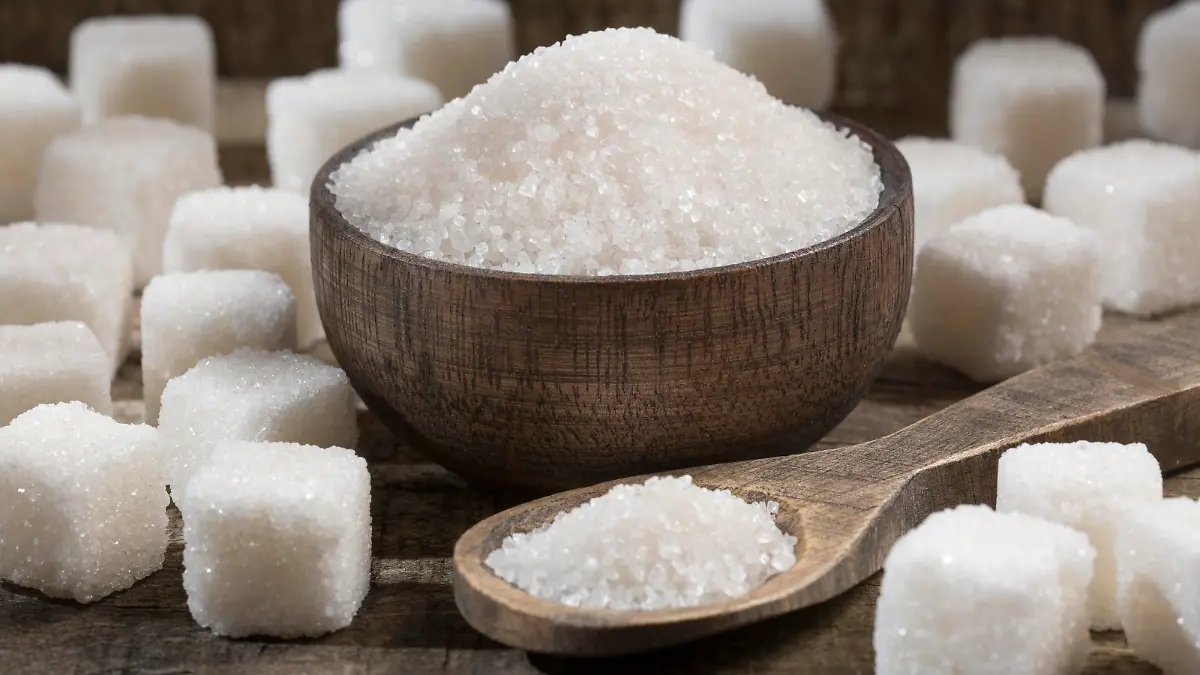 White refined sugar powder and cubes