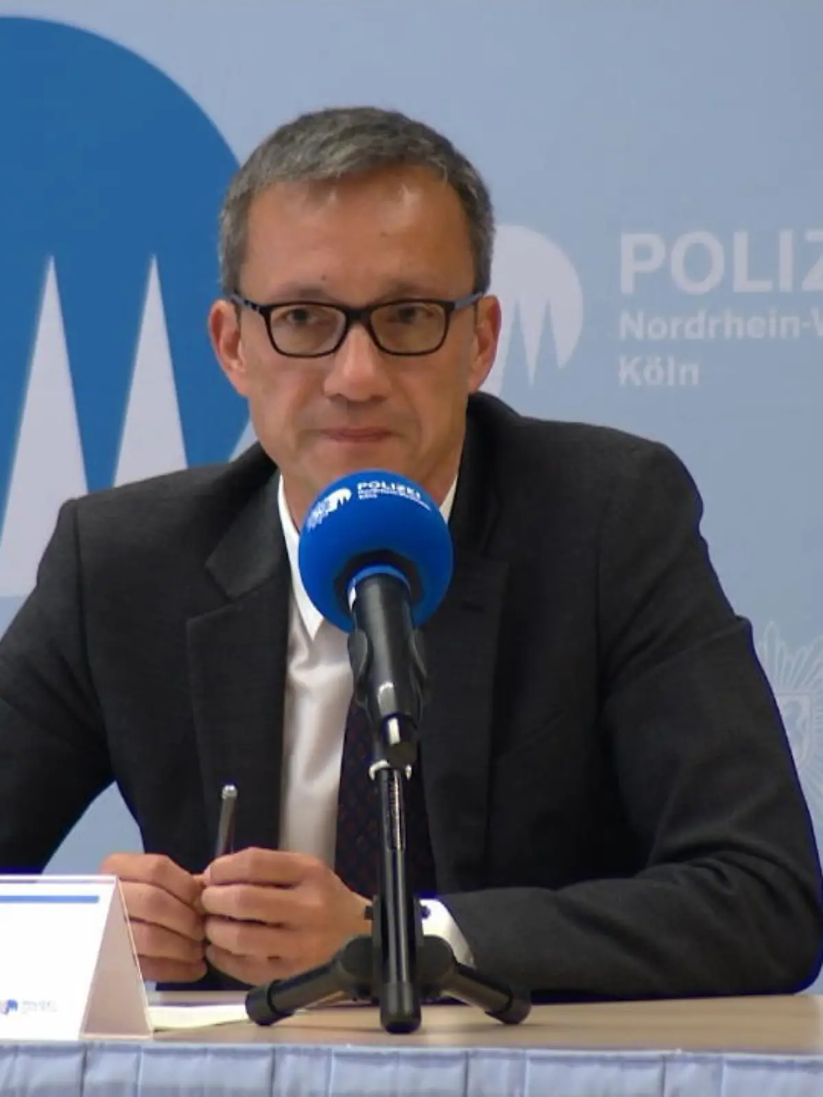 Die Polizei Köln hat einen großen Ermittlungserfolg im Kampf gegen Kindesmissbrauch bestätigt. Nach RTL-Recherchen soll es sich um 72 Verdächtige und etwa 30 minderjährige Opfer handeln. Die mutmaßlichen Missbrauchs-Täter leben bundesweit verstreut, 14 Bundesländer sind betroffen. Viele sitzen wegen älterer Taten bereits lange hinter Gittern. In einer Pressekonferenz hat die Polizei nun weitere Informationen zu dem Fall gegeben.