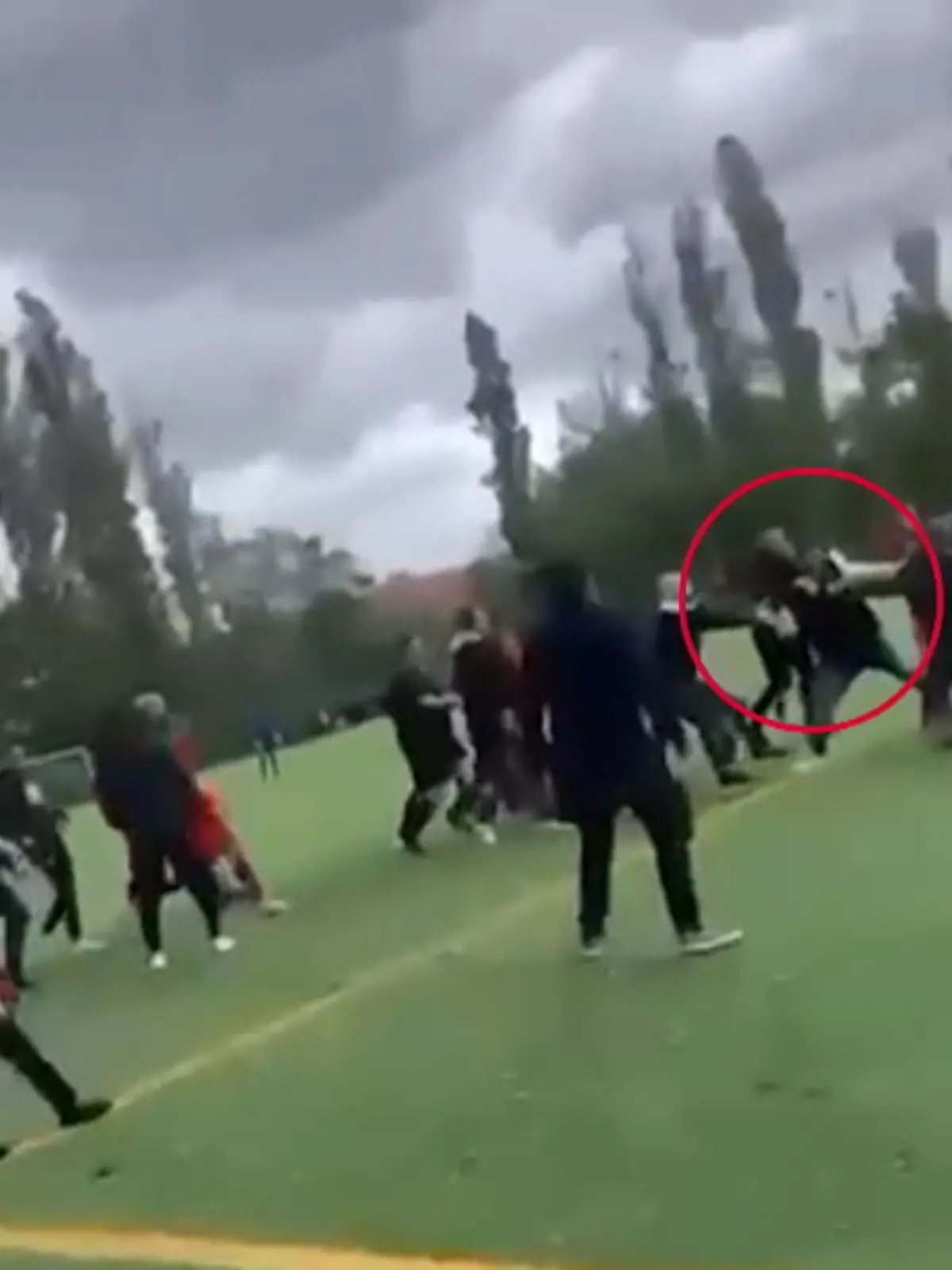 Und plötzlich packt er ihn am Hals: Nach einem Foul an seinem Sohn bei einem Fußballspiel in Berlin hat ein Vater einen 15-Jährigen gewürgt – dann soll er ein Messer gezogen und andere Väter damit bedroht haben.