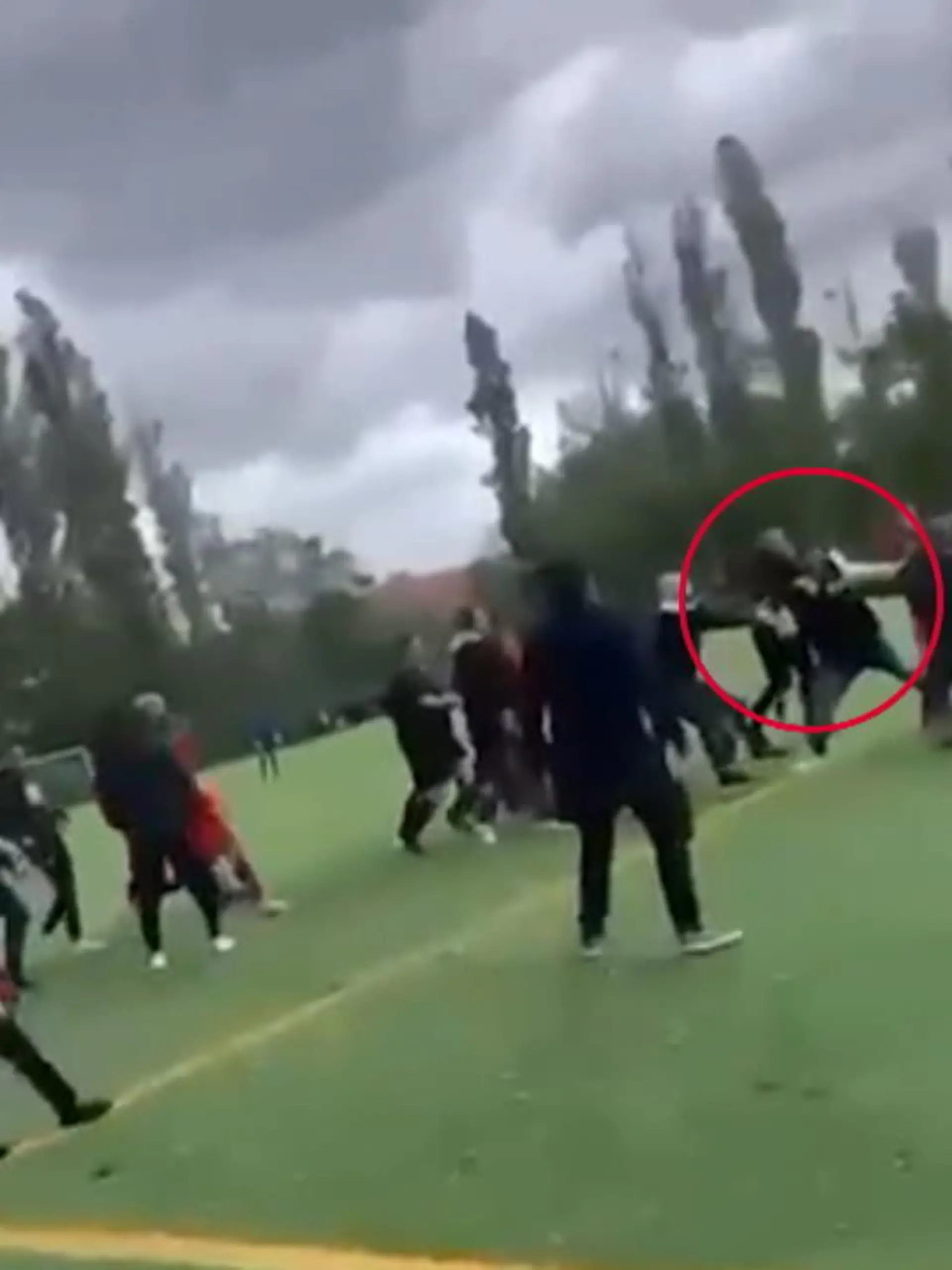 Und plötzlich packt er ihn am Hals: Nach einem Foul an seinem Sohn bei einem Fußballspiel in Berlin hat ein Vater einen 15-Jährigen gewürgt – dann soll er ein Messer gezogen und andere Väter damit bedroht haben.