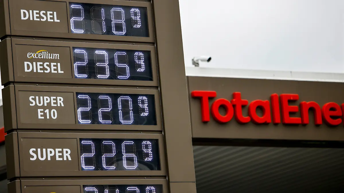 29.05.2022, Berlin: An der Anzeigetafel einer Tankstelle werden die aktuellen Kraftstoffpreise angezeigt. Im Juni, Juli und August werden niedrigere Steuern auf Kraftstoff fällig. Bezieht man die Auswirkungen auf die Mehrwertsteuer ein, sinkt die Steuerlast pro Liter Benzin um insgesamt 35,2 Cent. Bei Diesel sind es 16,7 Cent. Allerdings wird es wohl dauern, bis die Steuersenkung an der Zapfsäule ankommt, weil die Energiesteuer schon in Tanklagern und Raffinerien anfällt. Foto: Carsten Koall/dpa +++ dpa-Bildfunk +++