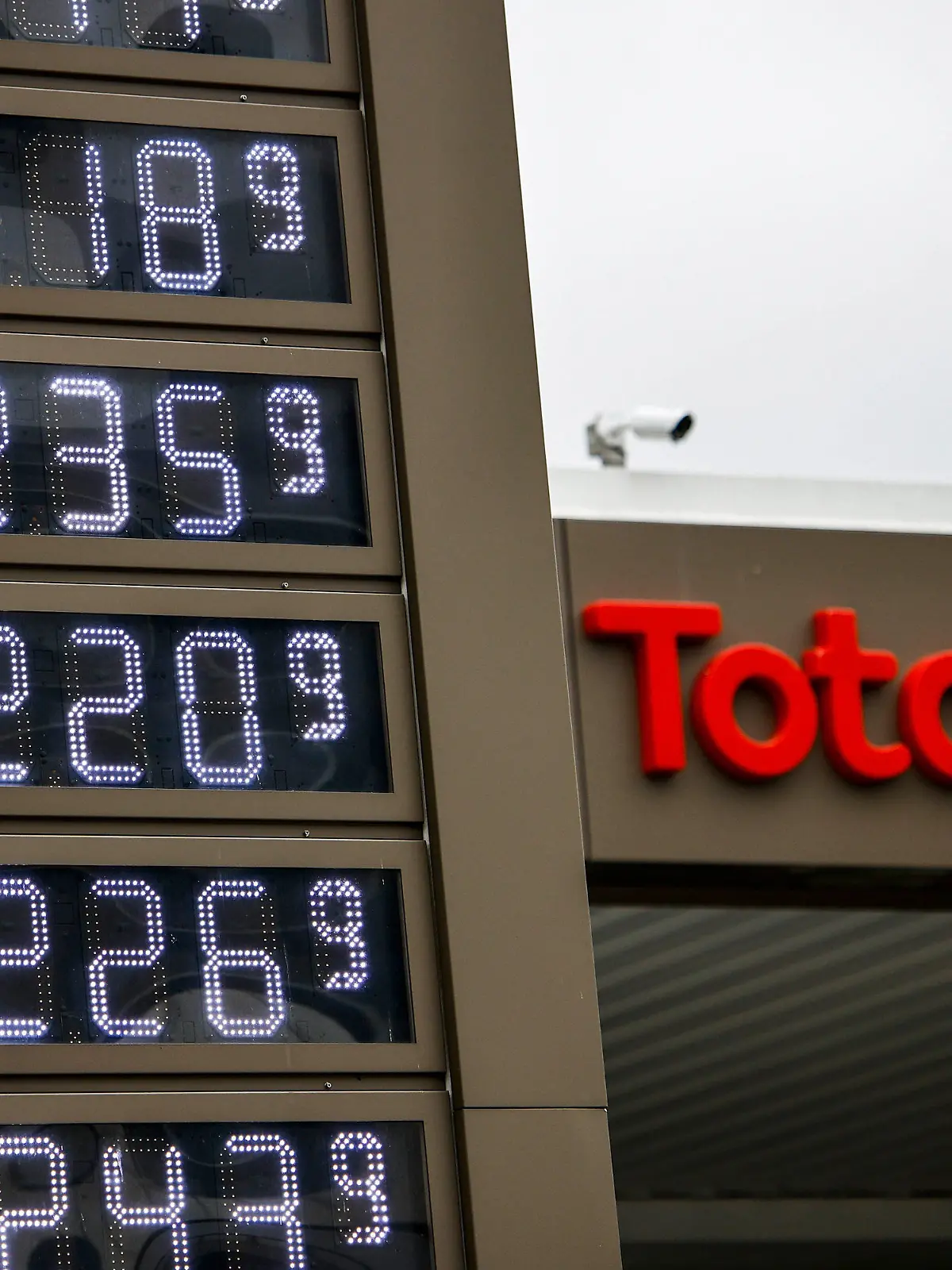29.05.2022, Berlin: An der Anzeigetafel einer Tankstelle werden die aktuellen Kraftstoffpreise angezeigt. Im Juni, Juli und August werden niedrigere Steuern auf Kraftstoff fällig. Bezieht man die Auswirkungen auf die Mehrwertsteuer ein, sinkt die Steuerlast pro Liter Benzin um insgesamt 35,2 Cent. Bei Diesel sind es 16,7 Cent. Allerdings wird es wohl dauern, bis die Steuersenkung an der Zapfsäule ankommt, weil die Energiesteuer schon in Tanklagern und Raffinerien anfällt. Foto: Carsten Koall/dpa +++ dpa-Bildfunk +++