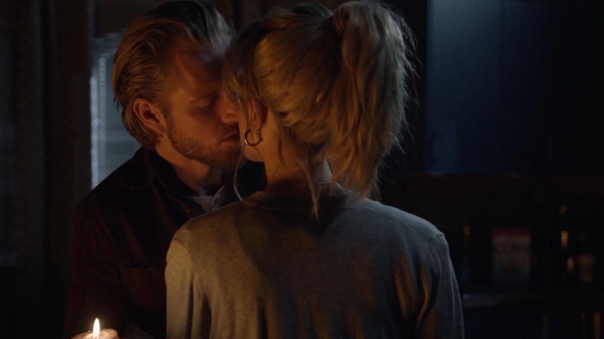 GZSZ-Folge 7526 vom 02.06.2022: Paul überrascht Gina mit einem Kuss