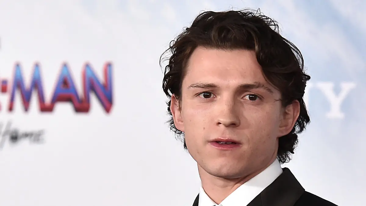 ARCHIV - 13.12.2021, USA, Los Angeles: Tom Holland kommt zur Premiere von "Spider-Man: No Way Home" im Regency Village Theater in Los Angeles. (zu dpa: «Tom Holland hat «Spider-Boys»-Gruppenchat mit Garfield und Maguire») Foto: Jordan Strauss/Invision/AP/dpa +++ dpa-Bildfunk +++
