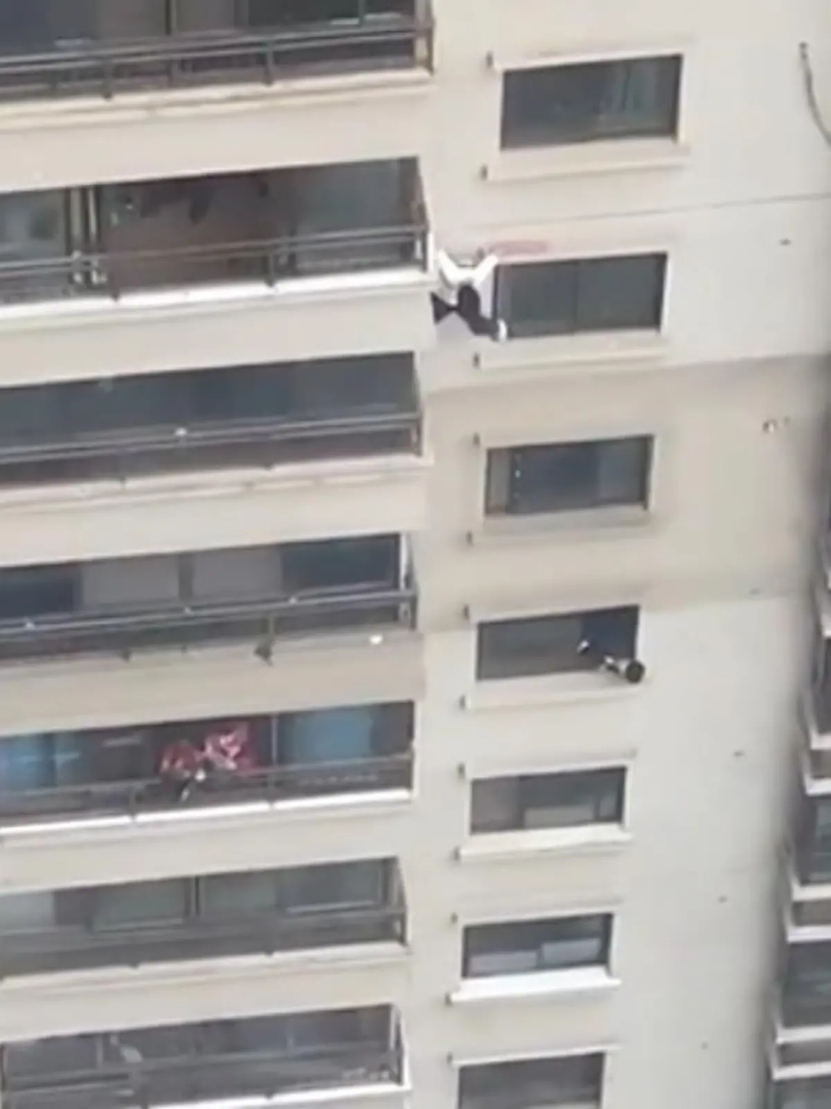 Unfassbare 37 Stockwerke geht’s hier nach unten: In China ist ein Mann, der sich selbst Spider-Man nennt, mit seinen bloßen Händen ein Hochhaus hinuntergeklettert. Als die Feuerwehr anrückt, will er ihre Hilfe nicht annehmen und klettert weiter nach unten. Am dritten Stockwerk wird er von einem Mann ins Gebäude gezogen. Die Polizei hat den chinesischen „Spider-Man“ danach mit auf die Wache genommen und verhört. Bei dieser waghalsigen Aktion hat der Mann sein Leben riskiert – wie Spider-Man mit einem Netz davonschwingen, hätte er im Fall eines Sturzes nicht gekonnt.