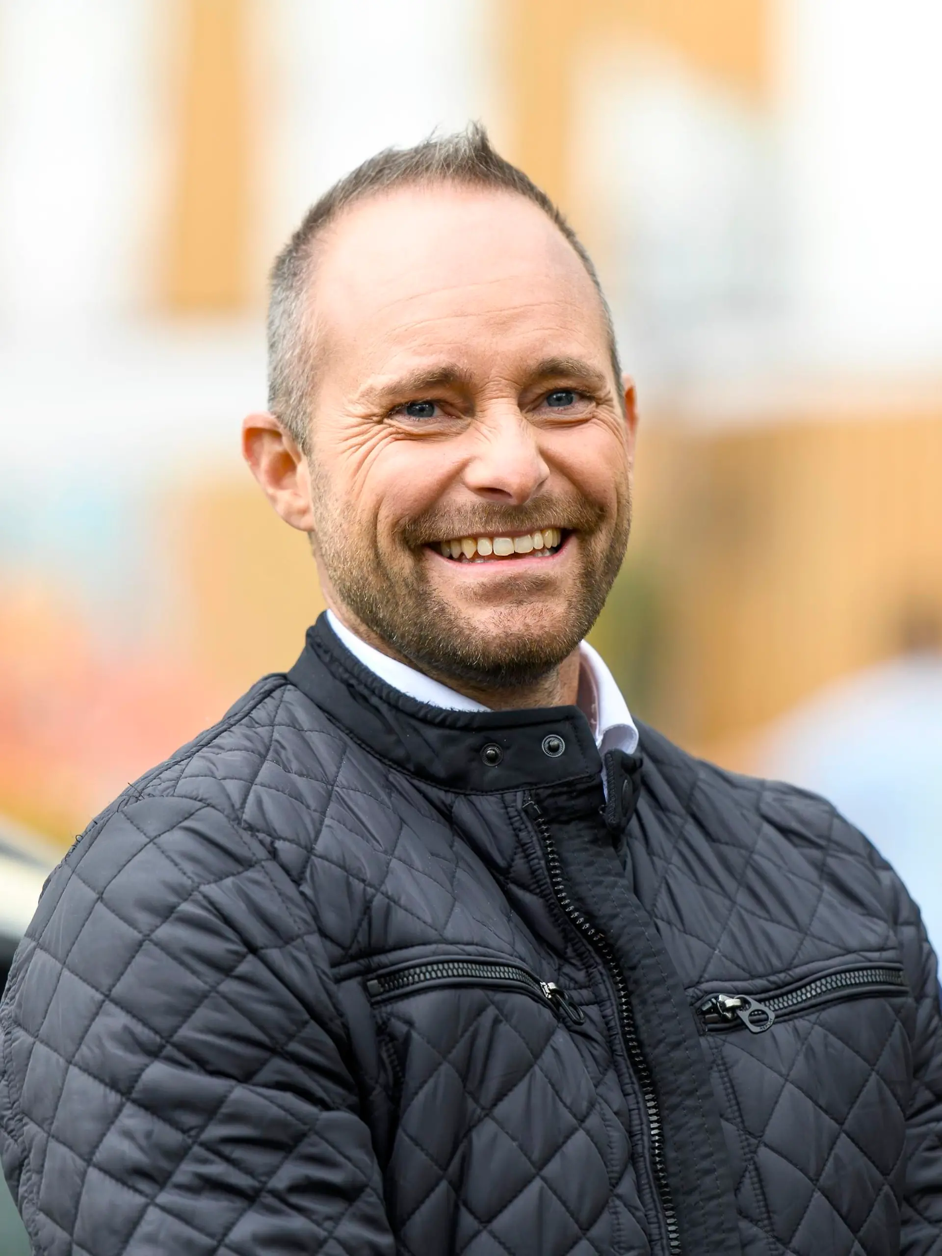 Balian Buschbaum (Balian Buschbaum) ist VIP Gast beim Shooting für Tacla und bringt vor allem Justus wertvolle Erkenntnisse über die Transgender-Community.

Die Verwendung des sendungsbezogenen Materials ist nur mit dem Hinweis und Verlinkung auf RTL+ gestattet.