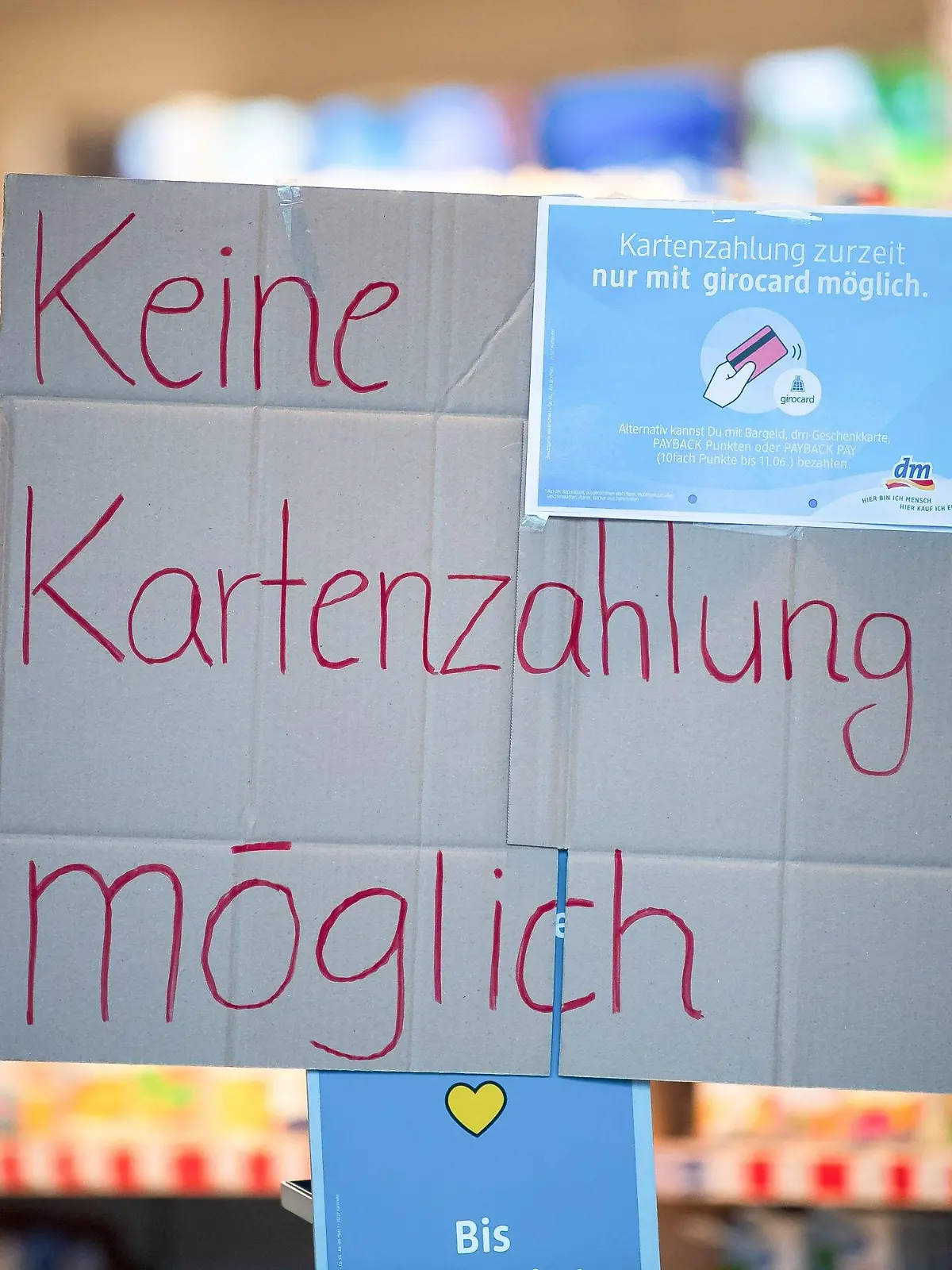 30.05.2022, Bremen: "Keine Kartenzahlung möglich" steht auf einem Schild am Eingang eines Drogeriemarktes. Die Probleme mit Kartenzahlungen in vielen Geschäften halten an. Hintergrund ist eine Störung eines weit verbreiteten Bezahlterminals des US-Herstellers Verifone, das mehrere Zahlungsdienstleister in Deutschland verwenden. Foto: Sina Schuldt/dpa +++ dpa-Bildfunk +++