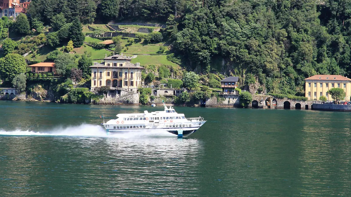 ARCHIV - 19.07.2021, Italien, Como: Ein Motorboot fährt über den Comer See. Ein 17 Jahre alter Schüler aus Deutschland ist bei einem Badeunfall am Comer See gestorben. (zu dpa "Schüler aus Deutschland auf Klassenfahrt am Comer See ertrunken") Foto: Bernhard Krieger/dpa-tmn/dpa +++ dpa-Bildfunk +++