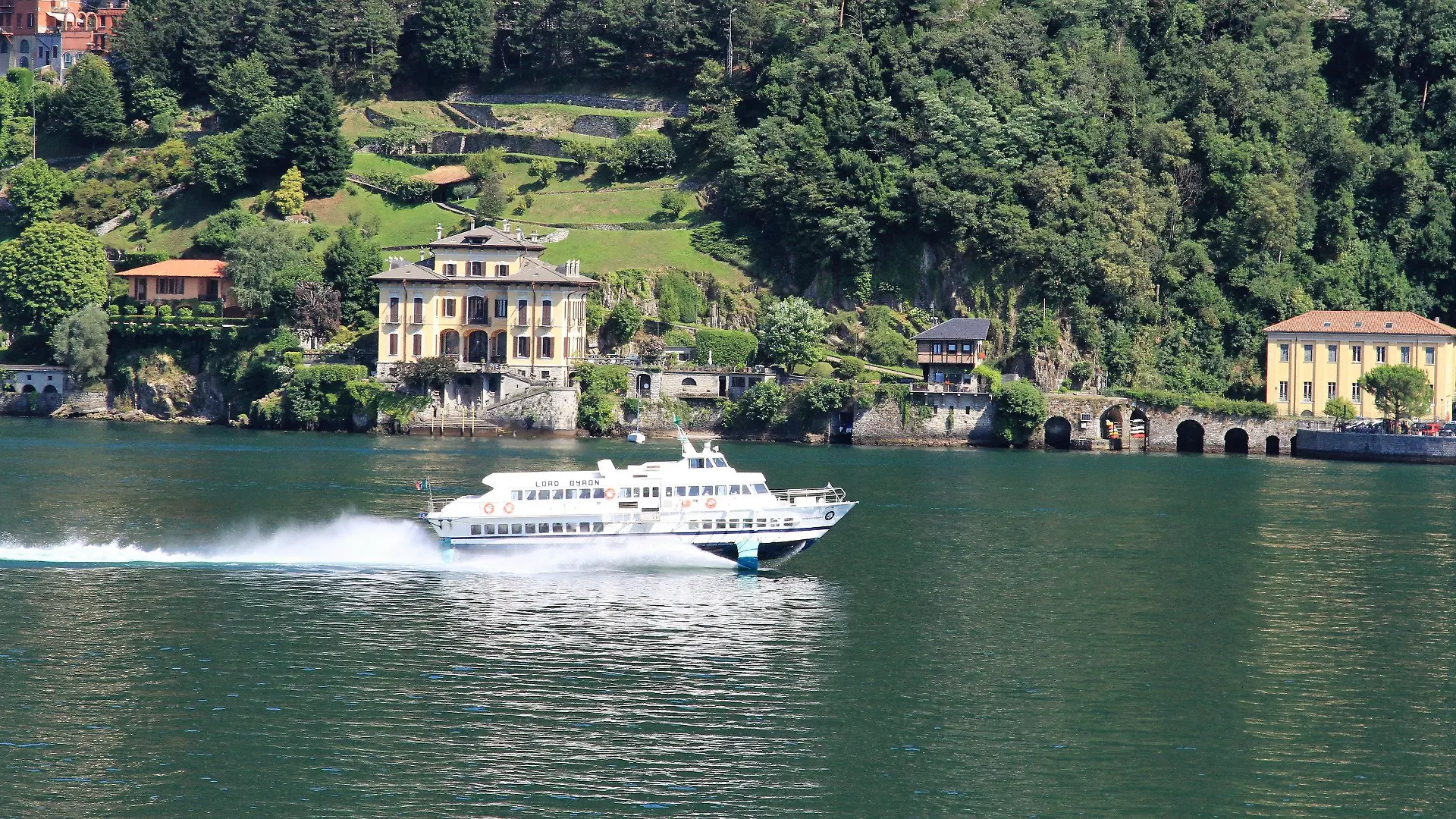 ARCHIV - 19.07.2021, Italien, Como: Ein Motorboot fährt über den Comer See. Ein 17 Jahre alter Schüler aus Deutschland ist bei einem Badeunfall am Comer See gestorben. (zu dpa "Schüler aus Deutschland auf Klassenfahrt am Comer See ertrunken") Foto: Bernhard Krieger/dpa-tmn/dpa +++ dpa-Bildfunk +++