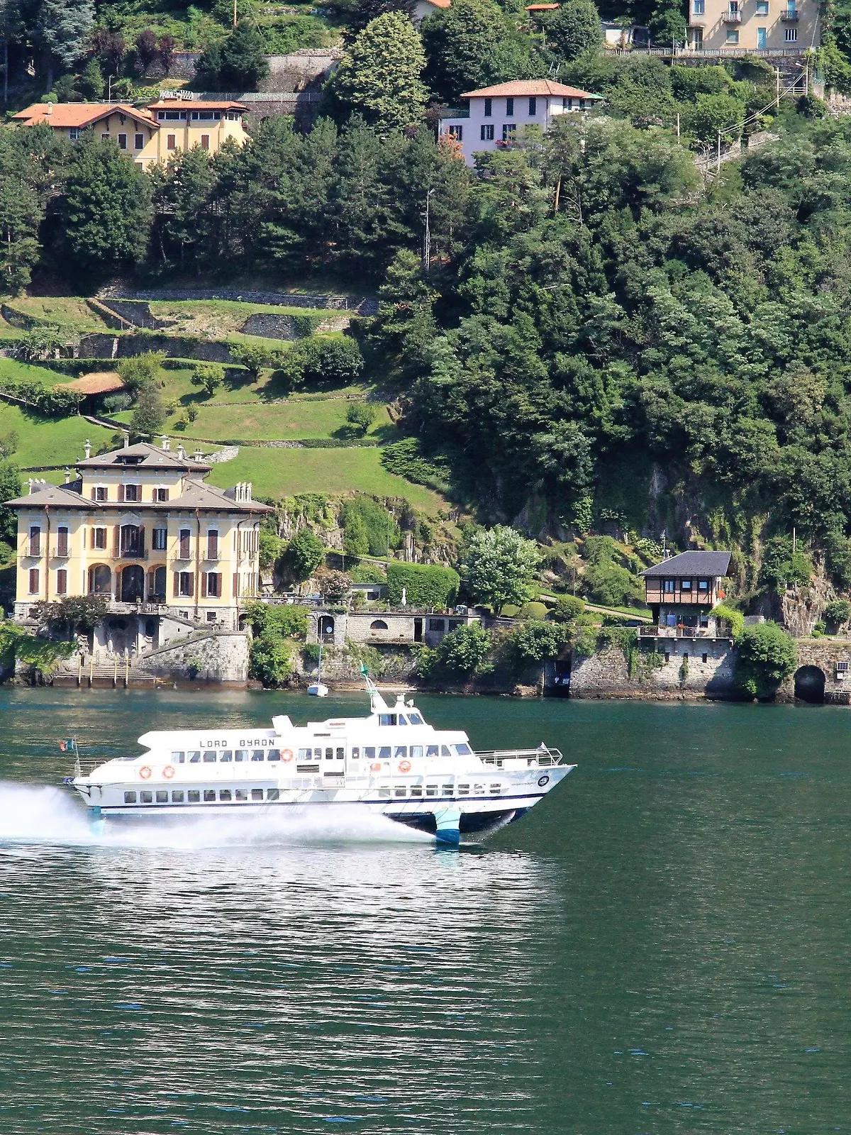 ARCHIV - 19.07.2021, Italien, Como: Ein Motorboot fährt über den Comer See. Ein 17 Jahre alter Schüler aus Deutschland ist bei einem Badeunfall am Comer See gestorben. (zu dpa "Schüler aus Deutschland auf Klassenfahrt am Comer See ertrunken") Foto: Bernhard Krieger/dpa-tmn/dpa +++ dpa-Bildfunk +++