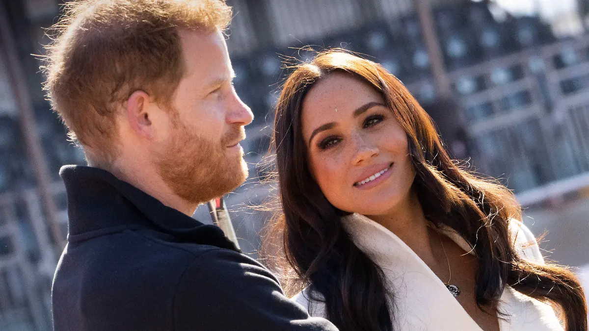 ARCHIV - 17.04.2022, Niederlande, Den Haag: Prinz Harry, Herzog von Sussex, und Meghan, Herzogin von Sussex, nehmen an den Leichtathletikwettbewerben der Invictus Games 2022 im Zuiderpark teil (zu dpa: «Charles-Enkelin Lilibet in Kalifornien getauft») Foto: Peter Dejong/AP/dpa +++ dpa-Bildfunk +++