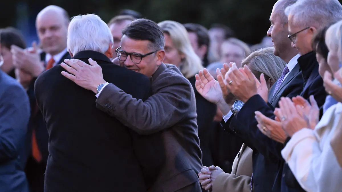 30.05.2022, Hessen, Wiesbaden: Boris Rhein (2l, CDU), designierter Ministerpräsident von Hessen, umarmt Volker Bouffier (l, CDU), scheidender Ministerpräsident von Hessen, bei dessen feierlicher Verabschiedung im Schloss Biebrich. Zu Ehren Bouffiers wird eine feierliche Serenade gegeben. Über 600 geladene Gäste werden diesem Ereignis beiwohnen. Foto: Arne Dedert/dpa pool/dpa +++ dpa-Bildfunk +++