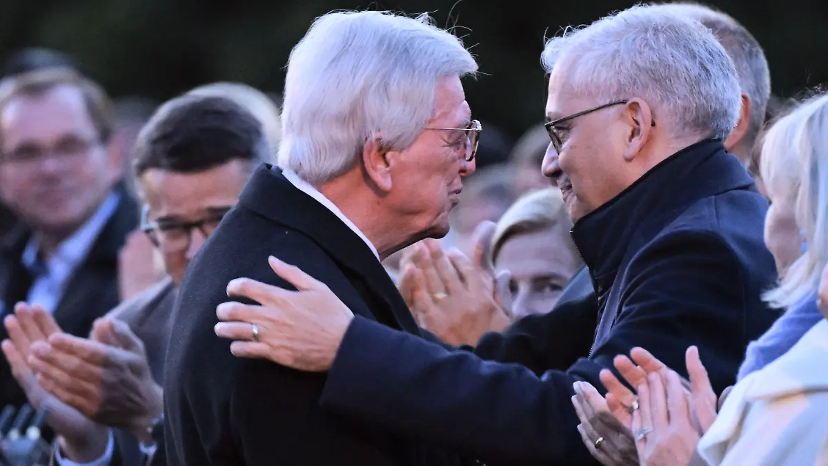 30.05.2022, Hessen, Wiesbaden: Tarek Al-Wazir (r, Bündnis 90/Die Grünen), Wirtschaftsminister von Hessen und stellvertretender Ministerpräsident, umarmt Volker Bouffier (CDU), scheidender Ministerpräsident von Hessen, bei dessen feierlicher Verabschiedung im Schloss Biebrich. Zu Ehren Bouffiers wird eine feierliche Serenade gegeben. Über 600 geladene Gäste werden diesem Ereignis beiwohnen. Foto: Arne Dedert/dpa pool/dpa +++ dpa-Bildfunk +++