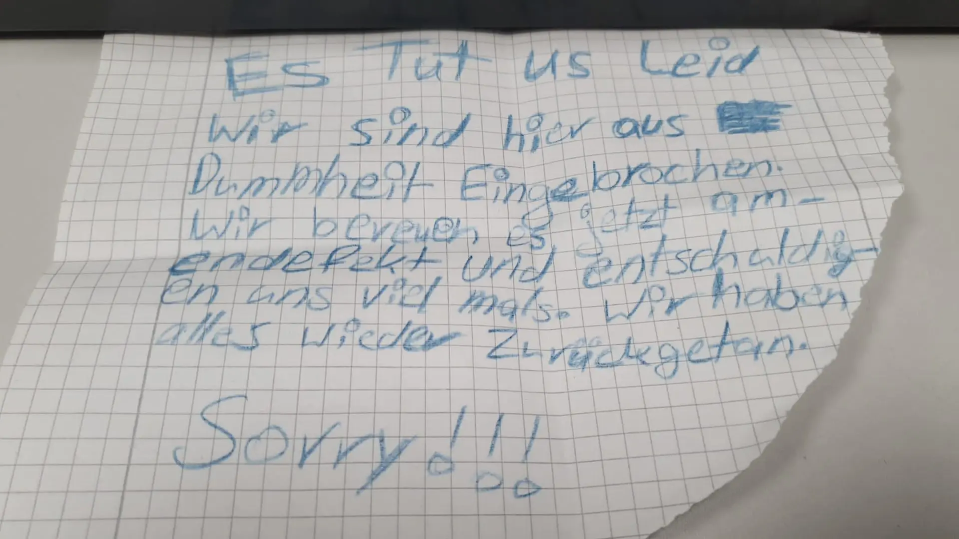 Beute samt Brief brachten die Täter zum Ort des Geschehens zurück.