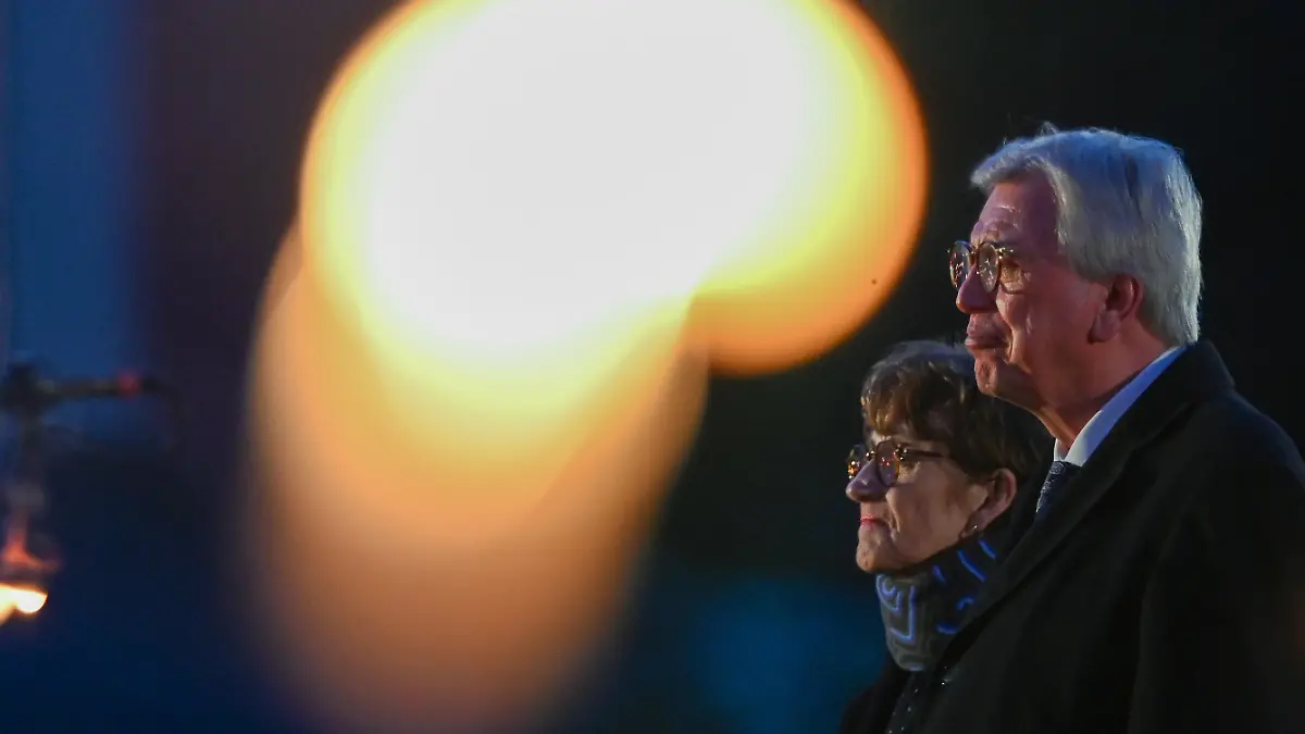30.05.2022, Hessen, Wiesbaden: Volker Bouffier (CDU), scheidender Ministerpräsident von Hessen, und seine Ehefrau Ursula stehen bei der feierlichen Verabschiedung im Schloss Biebrich. Zu Ehren Bouffiers wird eine feierliche Serenade gegeben. Über 600 geladene Gäste werden diesem Ereignis beiwohnen. Foto: Arne Dedert/dpa +++ dpa-Bildfunk +++