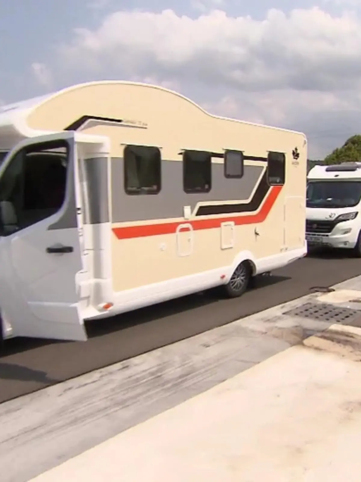 Camper des Jahres: Diesen Titel streben derzeit sicher viele an. Doch neben Fragen wie „Wer grillt am besten?“ und „Wer hat den größten – Camper?“ gilt es auch, den Wohnwagen oder das Wohnmobil heil von A nach B zu bringen. Wie der ADAC Campingfreude auf diese Disziplin vorbereitet und wer sich womit den Titel „Camper des Jahres“ verdient, sehen Sie im Video.