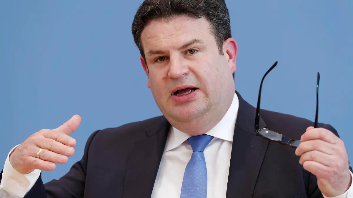  Hubertus Heil 2021-05-18, Deutschland, Berlin - Bundespressekonferenz zur Übergabe des Arbeitsweltberichts durch den Rat der Arbeitswelt. Im Bild Hubertus Heil SPD, Bundesminister für Arbeit und Soziales,. *** Hubertus Heil 2021 05 18, Germany, Berlin Federal Press Conference for the handover of the Working World Report by the Working World Council In the picture Hubertus Heil SPD , Federal Minister of Labour and Social Affairs,