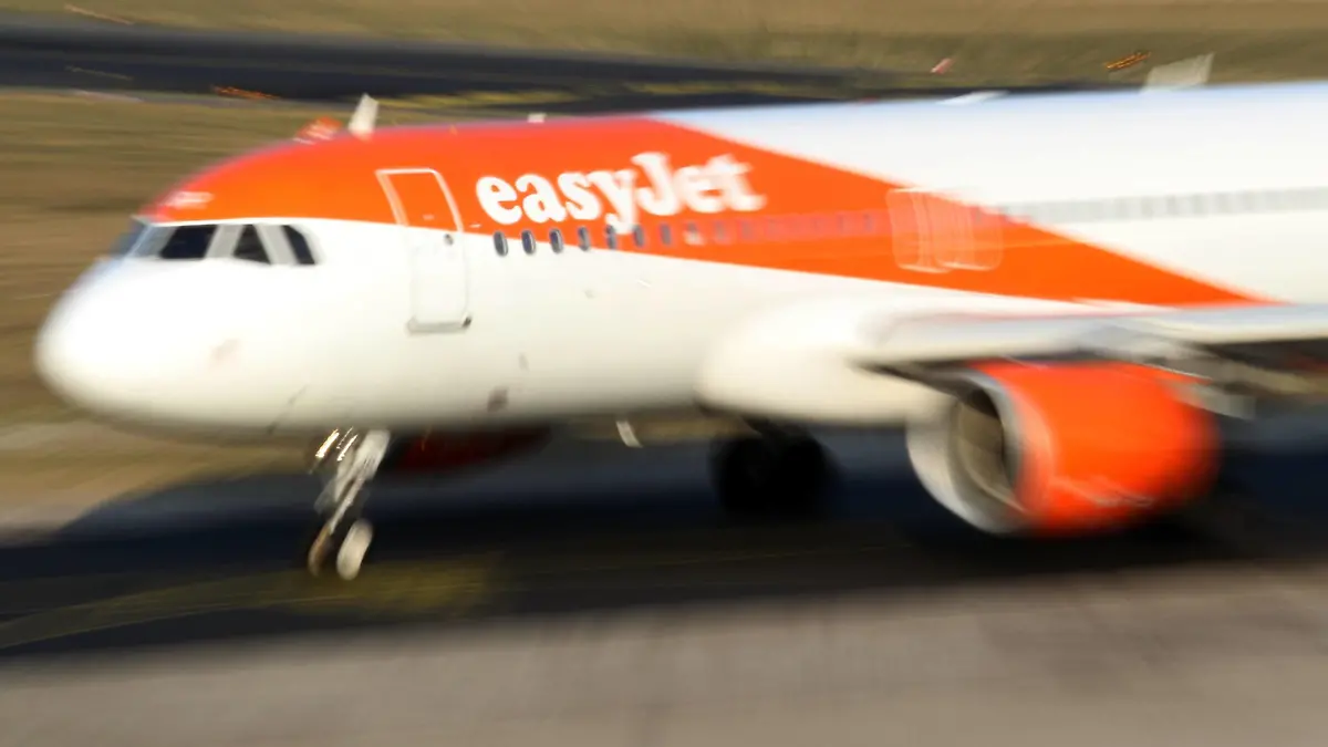 07.02.2018, Berlin, GER - Airbus A320 der Fluggesellschaft easyJet auf dem Vorfeld des Flughafen Berlin-Tegel. (A 320, A320, Air, Airbus, Airbus A 320, Airline, Airport, Alltag, Anschnitt, aussen, Aussenaufnahme, außen, Außenaufnahme, Berlin, Betrieb, Bewegungsunschaerfe, Bewegungsunschärfe, Billigflieger, Billigfluggesellschaft, deutsch, Deutschland, Dienstleistung, easy Jet, easyJet, England, englisch, Europa, europaeisch, europäisch, Ferien, Ferienflieger, Fernreise, Flieger, Flugbetrieb, Fluggesellschaft, Flughafen, Flughafen Berlin-Tegel, Flughafen Tegel, Fluglinie, Flugreise, Flugtechnik, Flugverkehr, Flugzeug, Gesellschaft, gezoomt, Jahreszeit, Luft, Luftfahrt, Luftfahrtgesellschafte, Luftfahrtunternehmen, Luftverkehr, Maschine, niemand, OE-IJR, Passagierflugzeug, Passagiermaschine, QF, Querformat, Reise, Reiseform, schnell, Schnel