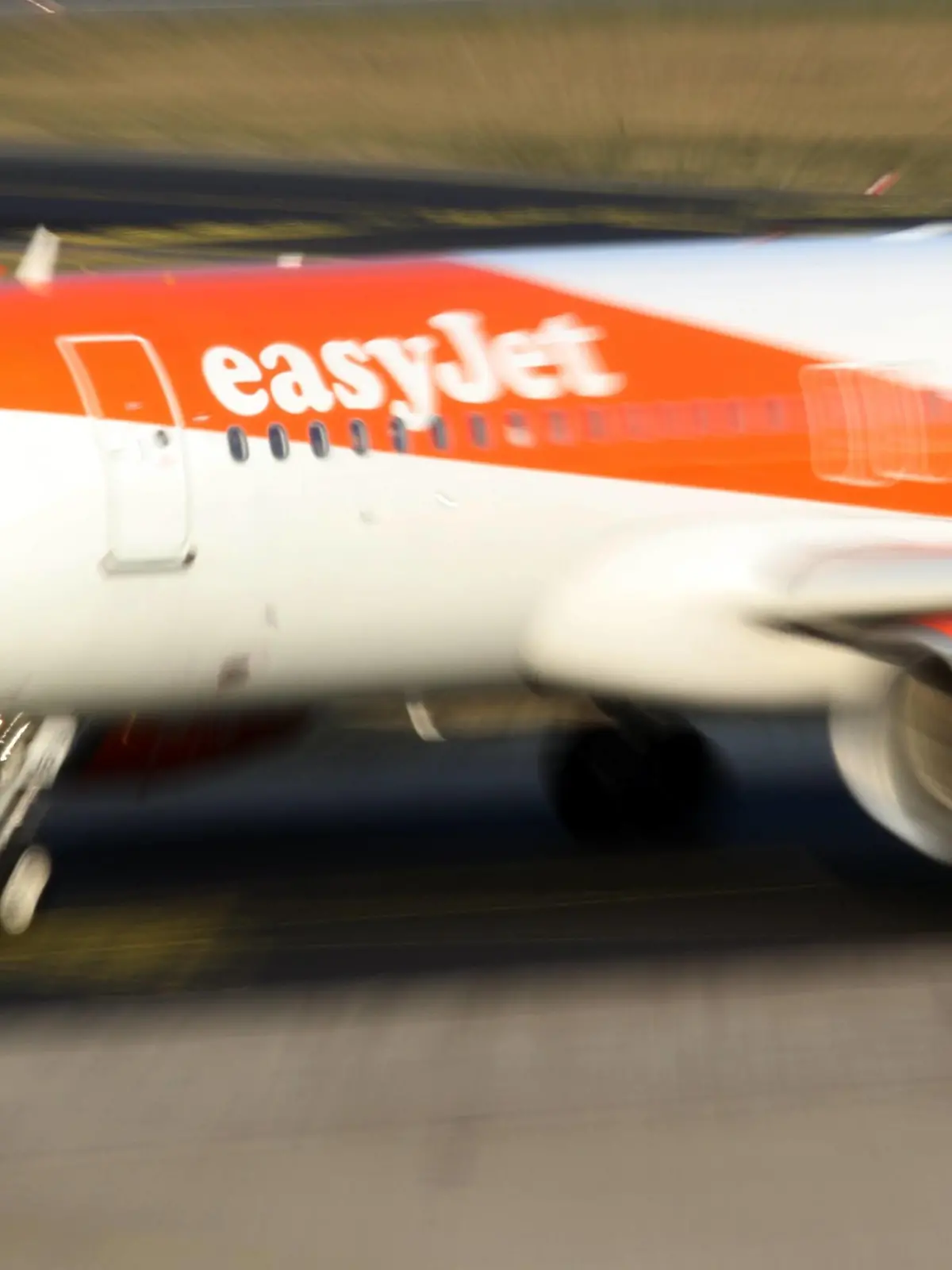 07.02.2018, Berlin, GER - Airbus A320 der Fluggesellschaft easyJet auf dem Vorfeld des Flughafen Berlin-Tegel. (A 320, A320, Air, Airbus, Airbus A 320, Airline, Airport, Alltag, Anschnitt, aussen, Aussenaufnahme, außen, Außenaufnahme, Berlin, Betrieb, Bewegungsunschaerfe, Bewegungsunschärfe, Billigflieger, Billigfluggesellschaft, deutsch, Deutschland, Dienstleistung, easy Jet, easyJet, England, englisch, Europa, europaeisch, europäisch, Ferien, Ferienflieger, Fernreise, Flieger, Flugbetrieb, Fluggesellschaft, Flughafen, Flughafen Berlin-Tegel, Flughafen Tegel, Fluglinie, Flugreise, Flugtechnik, Flugverkehr, Flugzeug, Gesellschaft, gezoomt, Jahreszeit, Luft, Luftfahrt, Luftfahrtgesellschafte, Luftfahrtunternehmen, Luftverkehr, Maschine, niemand, OE-IJR, Passagierflugzeug, Passagiermaschine, QF, Querformat, Reise, Reiseform, schnell, Schnel  