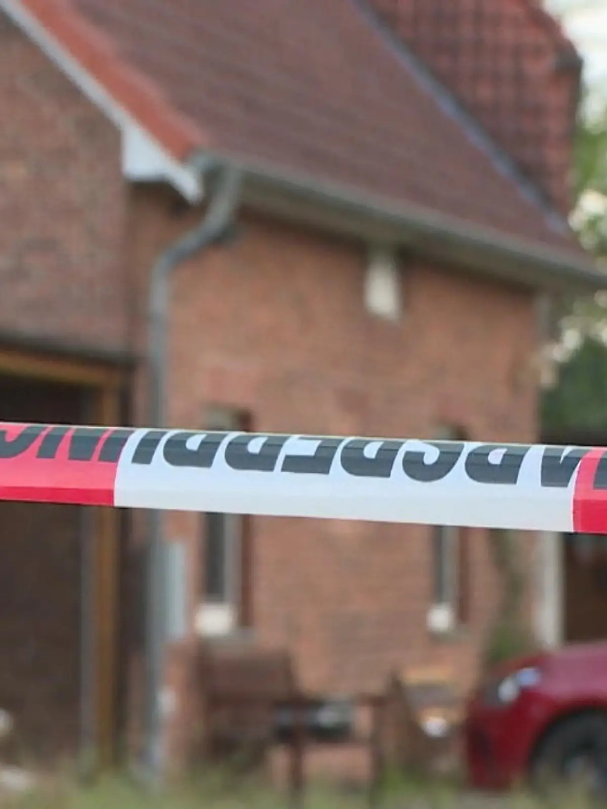 In einem abgelegenen Haus in Neustadt am Rübenberge bei Hannover wurden am Montag zwei Leichen gefunden. Die Polizei geht derzeit von einer Gewalttat aus, sagte ein Sprecher am Abend. Mehr Hintergründe gibt es im Video.