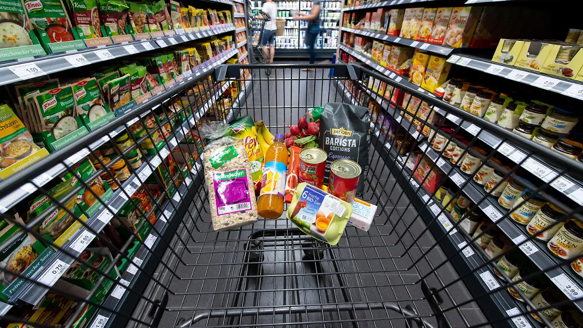 ARCHIV - 30.06.2020, Bayern, Neubiberg: Verschiedene Lebensmittel liegen in einem Supermarkt in einem Einkaufswagen. (zu dpa «Inflation in Bayern steigt wieder leicht») Foto: Sven Hoppe/dpa +++ dpa-Bildfunk +++