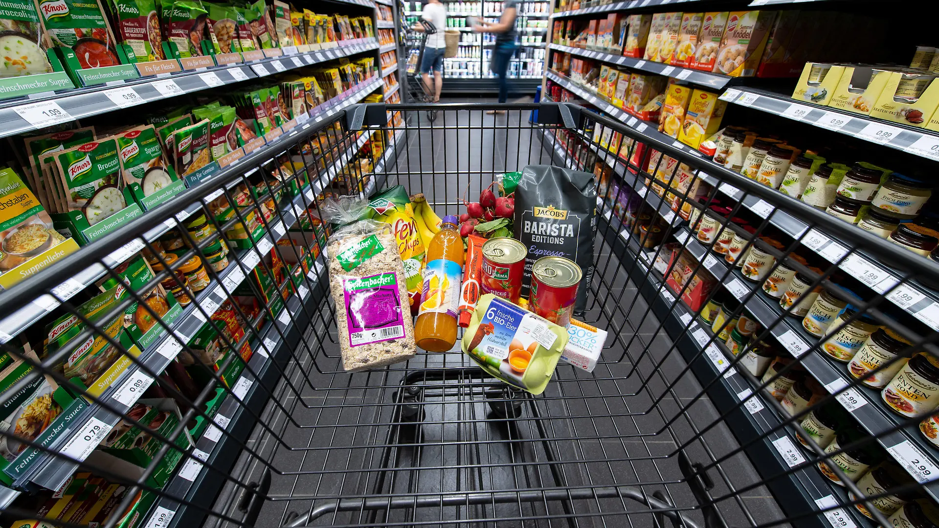 ARCHIV - 30.06.2020, Bayern, Neubiberg: Verschiedene Lebensmittel liegen in einem Supermarkt in einem Einkaufswagen. (zu dpa «Inflation in Bayern steigt wieder leicht») Foto: Sven Hoppe/dpa +++ dpa-Bildfunk +++